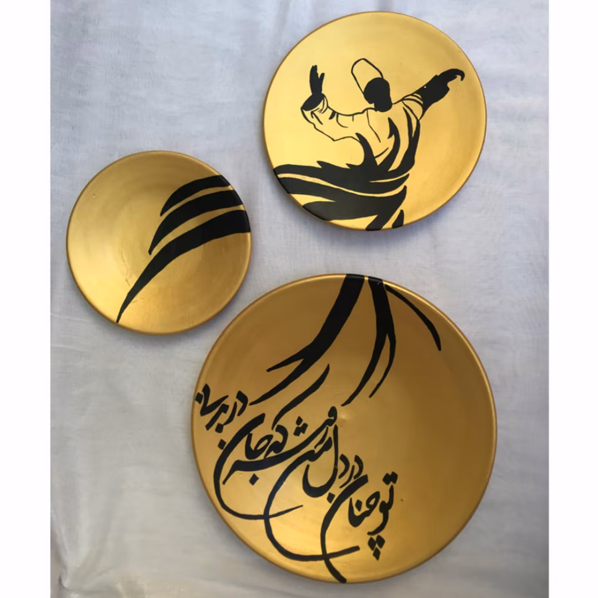 بشقاب دیوارکوب سفالی نقاشی شده با دست مجموعه 3 عددی قطر 25-20-15 سانت مدل تو چنان در دل من رفته که جان در بدنی