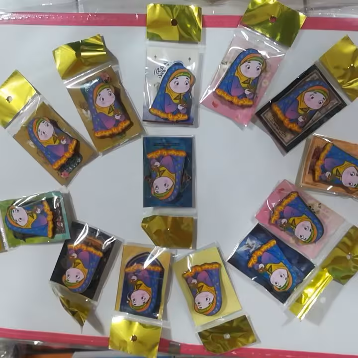 پیکسل چوبی دخترونه مذهبی ، مناسب نصب روی مقنعه و روسری و کوله پشتی 