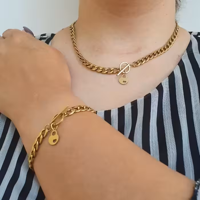 ست دستبند و گردنبند کارتیر  طلایی با پلاک قفل