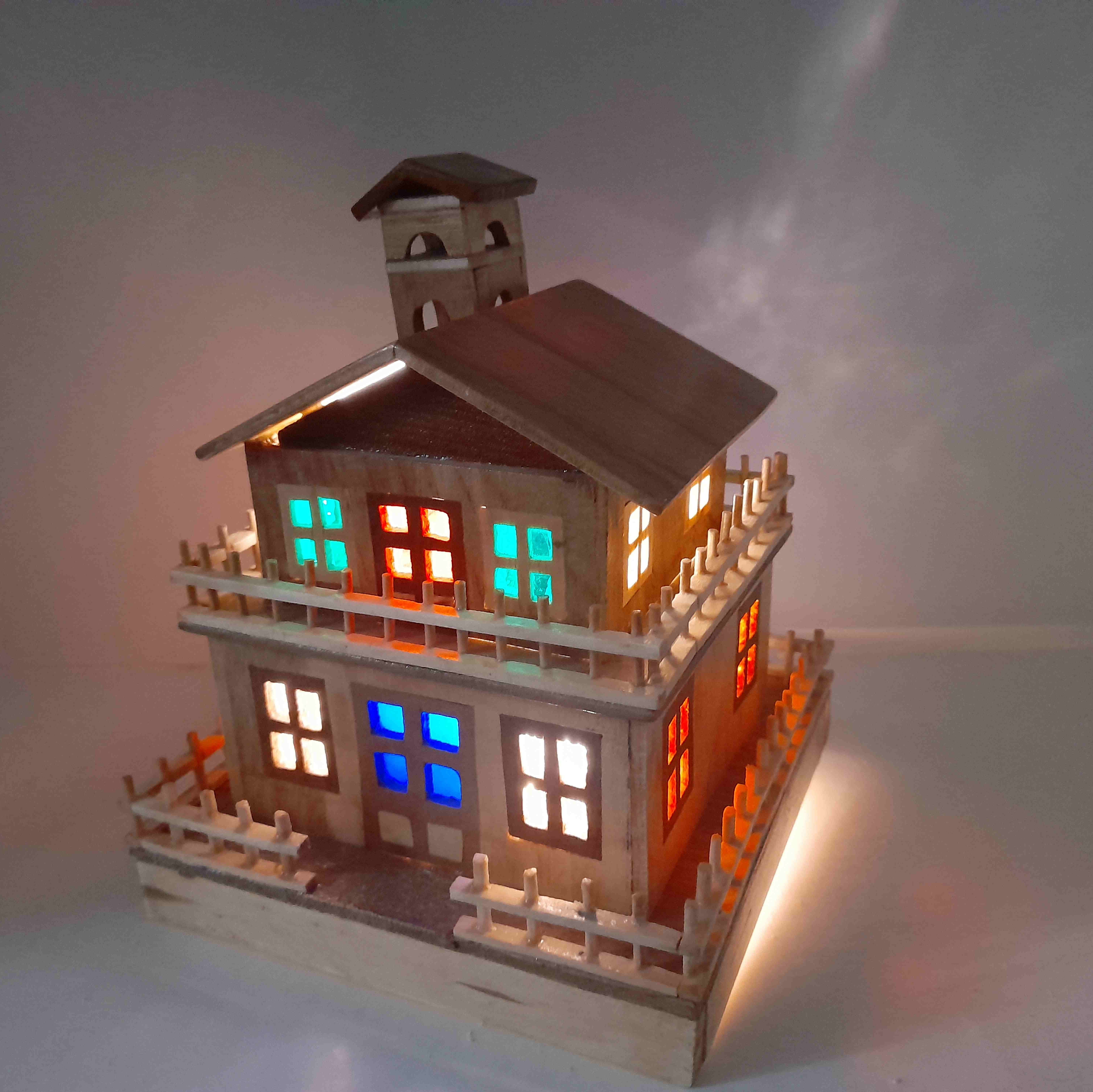 دکوری چوبی ،چوب اصل، سایز متوسط، بدون لامپ هم میشه استفاده کرد ،دارای شیشه های ر