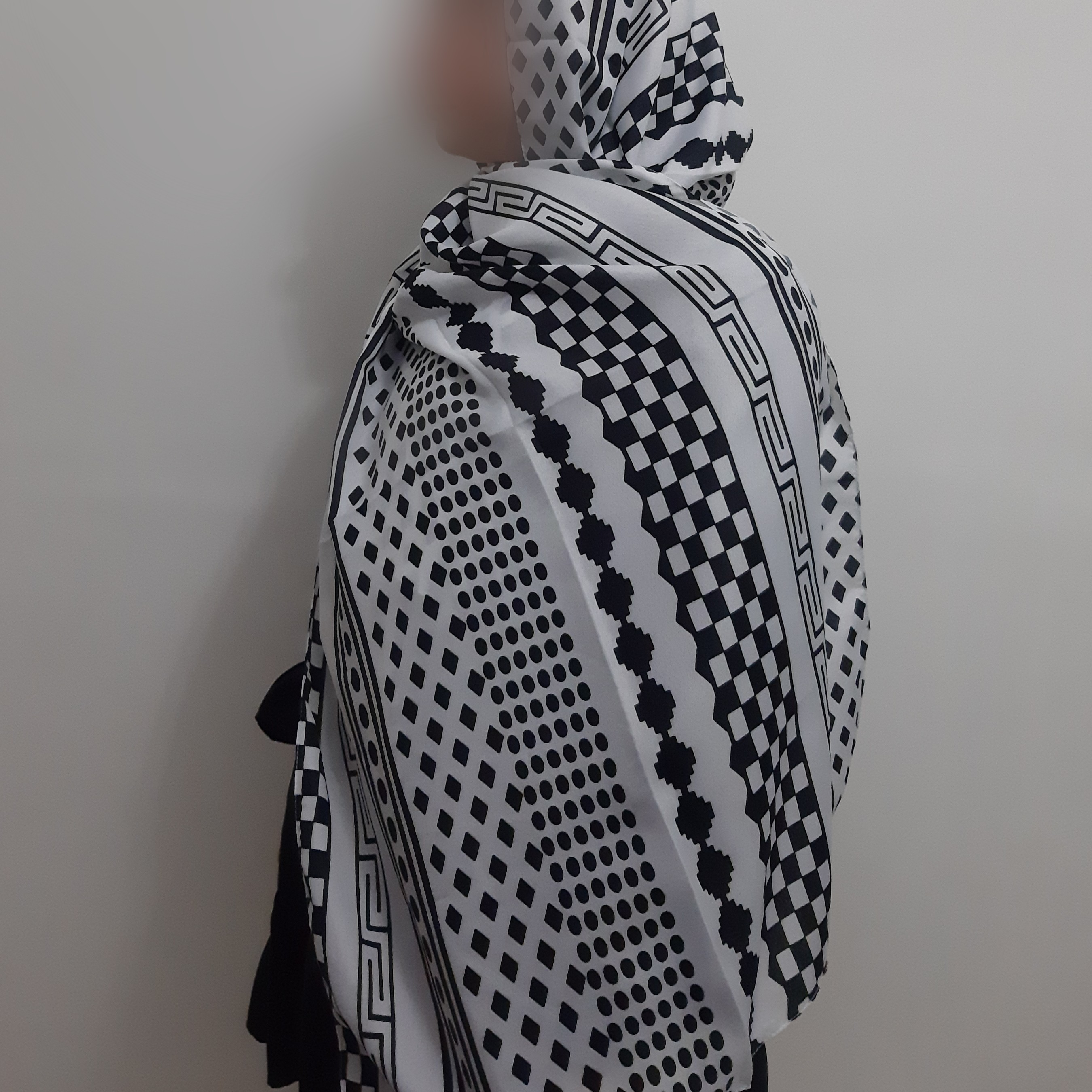 شال سفید مشکی