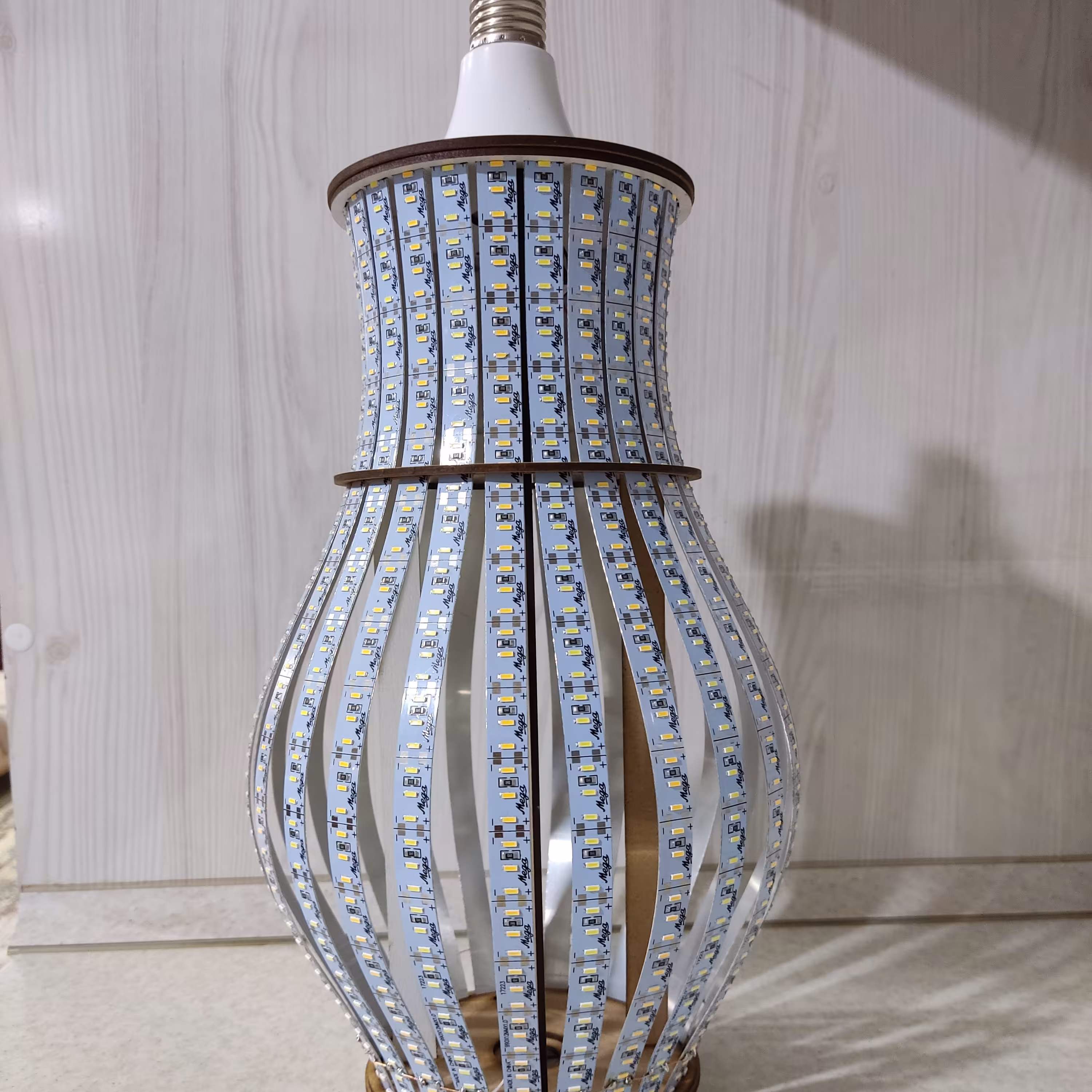 لامپ دست ساز  طرح کوزه ای بزرگ با کیفیت و نوردهی عالی