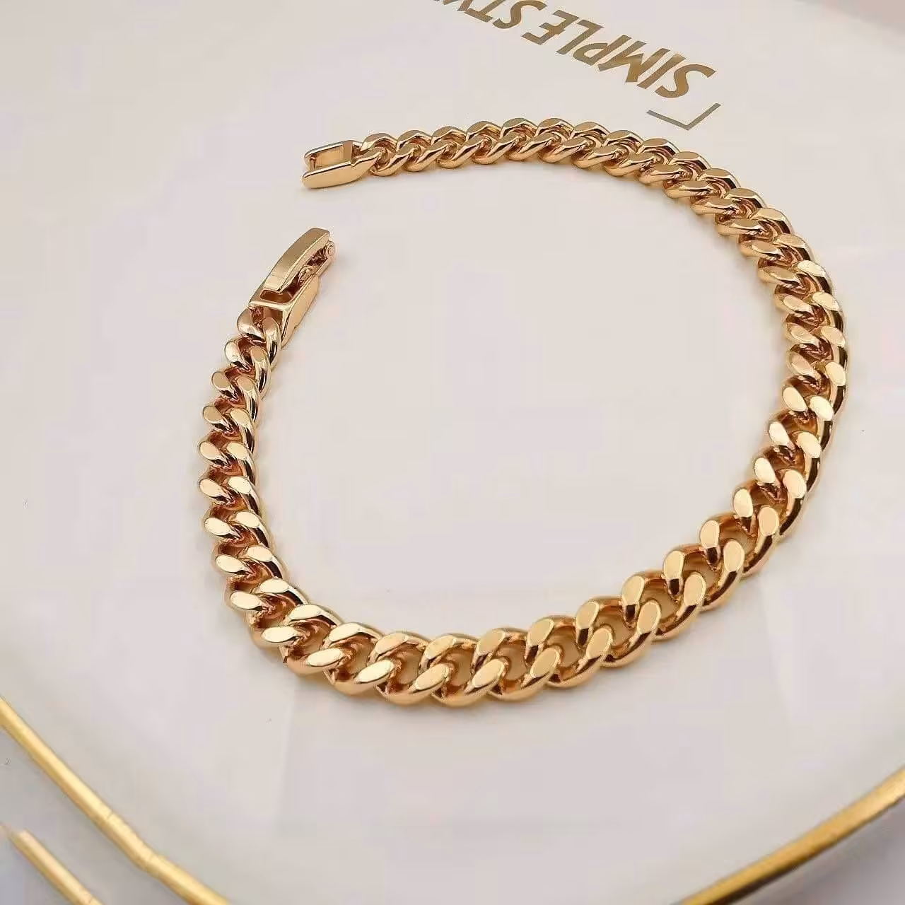 دستبند کارتیه کد XGH30000130 بدلیجات 