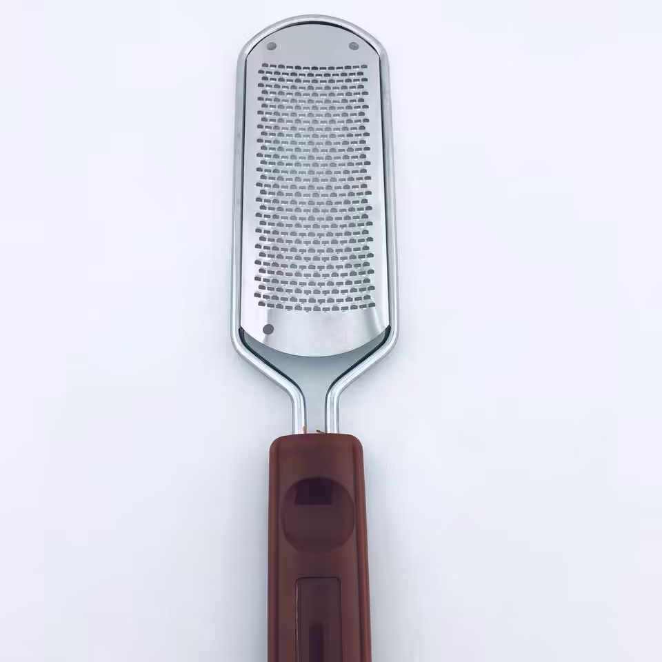 رنده کف پا هلالی دسته قهوه ای ابزار ارایشی بهداشتی