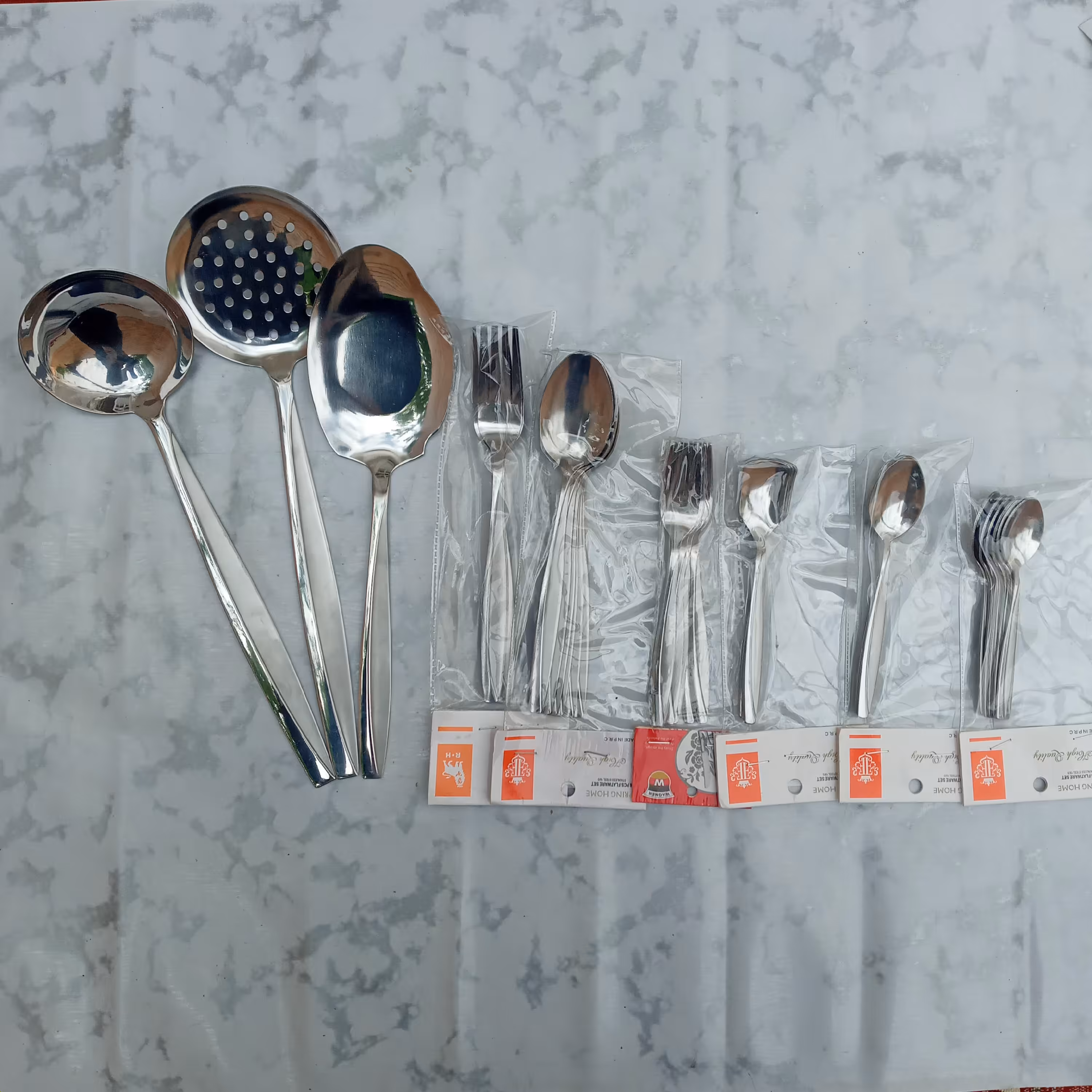 سرویس قاشق و چنگال 40 پارچه طرح یک خطی ماینز 6 نفره جنس فولاد زد زنگ عیار 18   