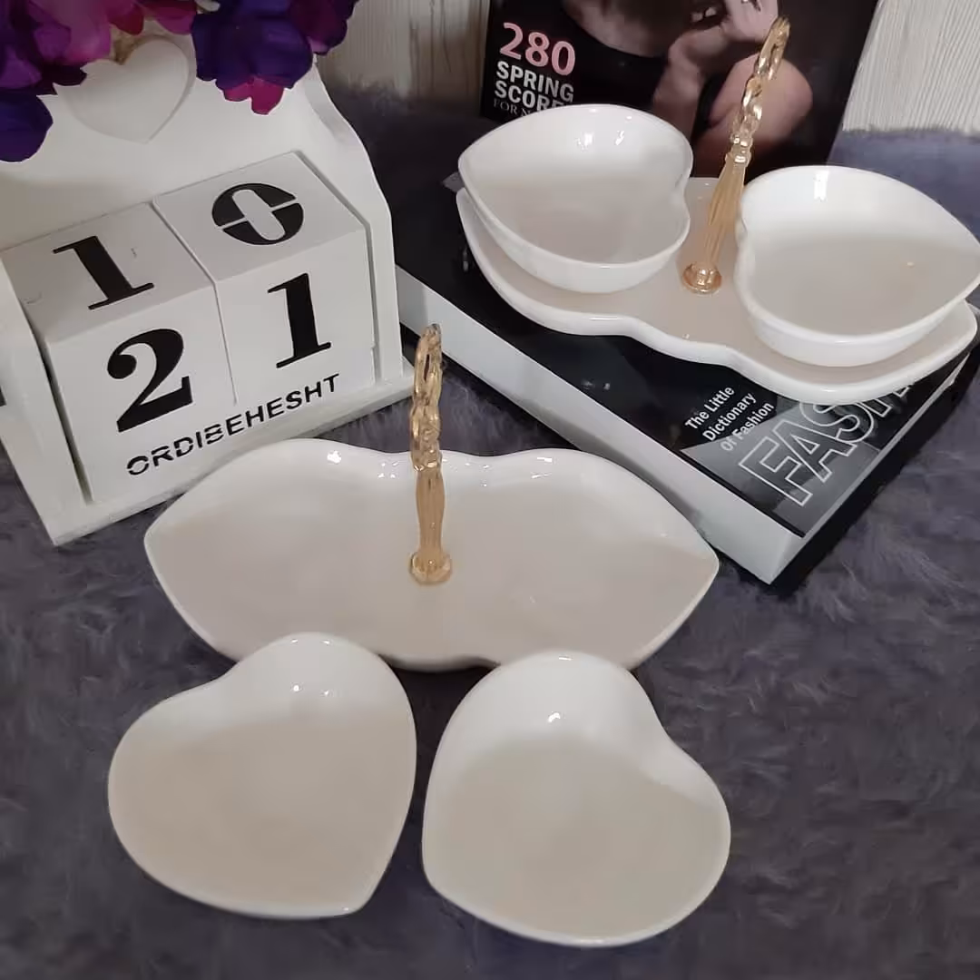 اردو خوری دوقلب ، جنس سرامیکی ، پیاله ها و زیره جدا از هم هستند و قابل شستشو