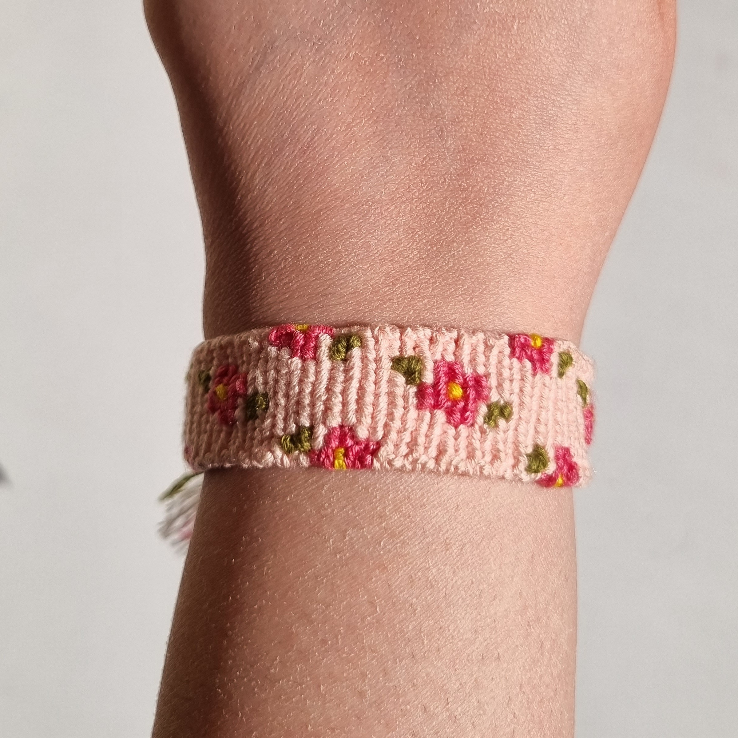 دستبند دوستی گلدار