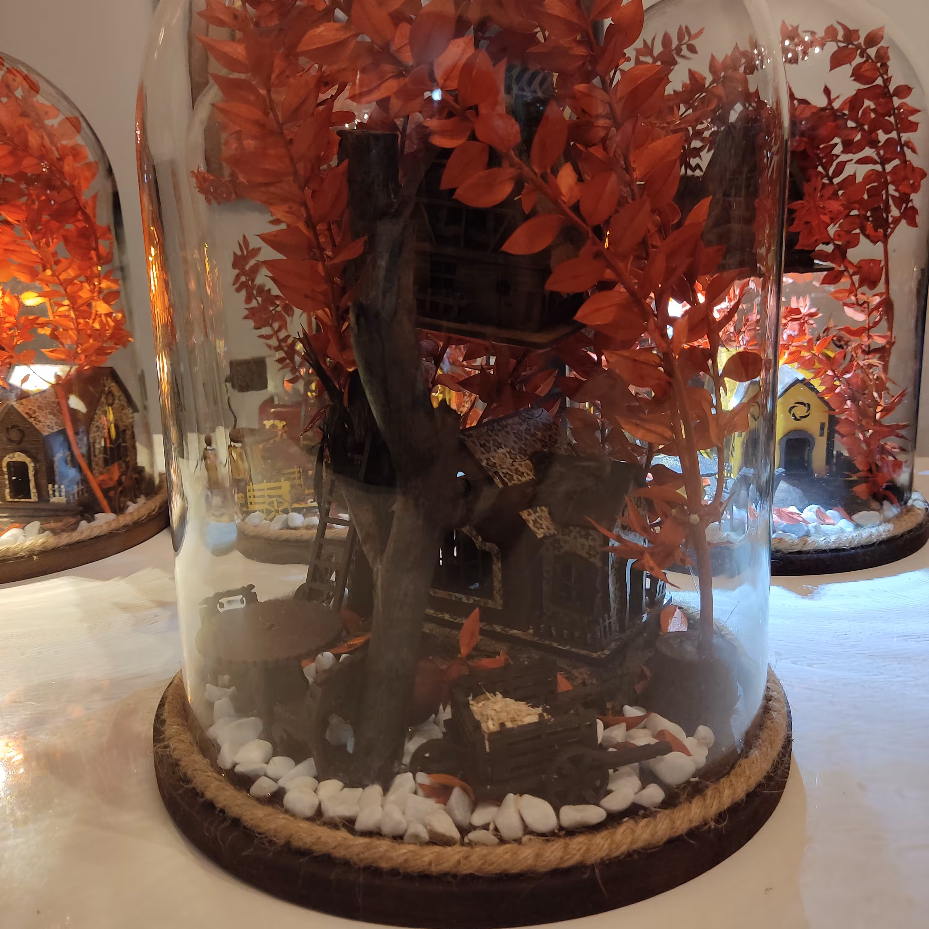 ماکت مینیاتوری در گوی شیشه ایی فصل پاییز چراغ دار سایز کوچک