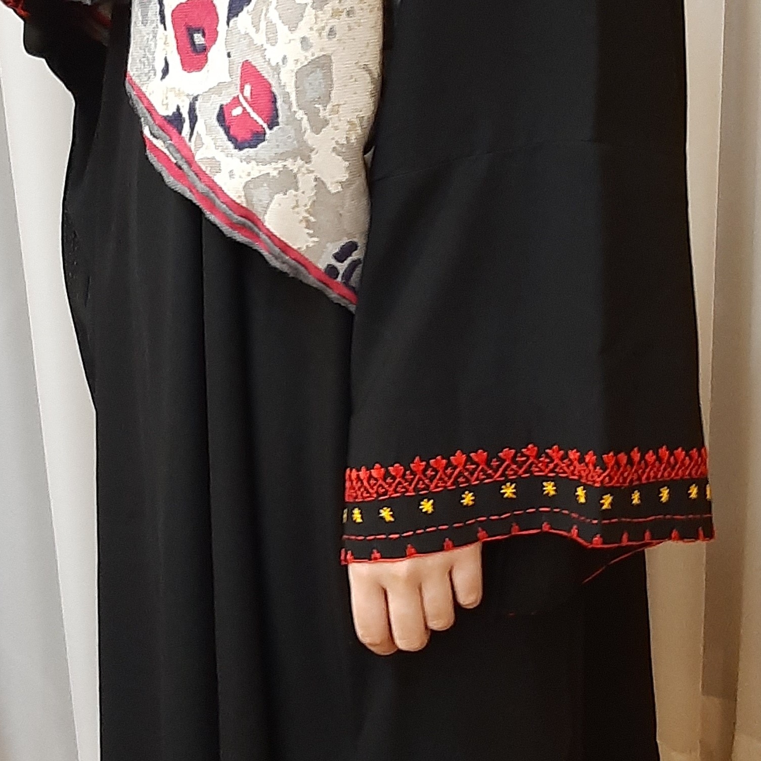 مانتو عبایی سایز آزاد مشکی سوزندوزی سیستان یا تیکه دوزی پارچه نخی هندی