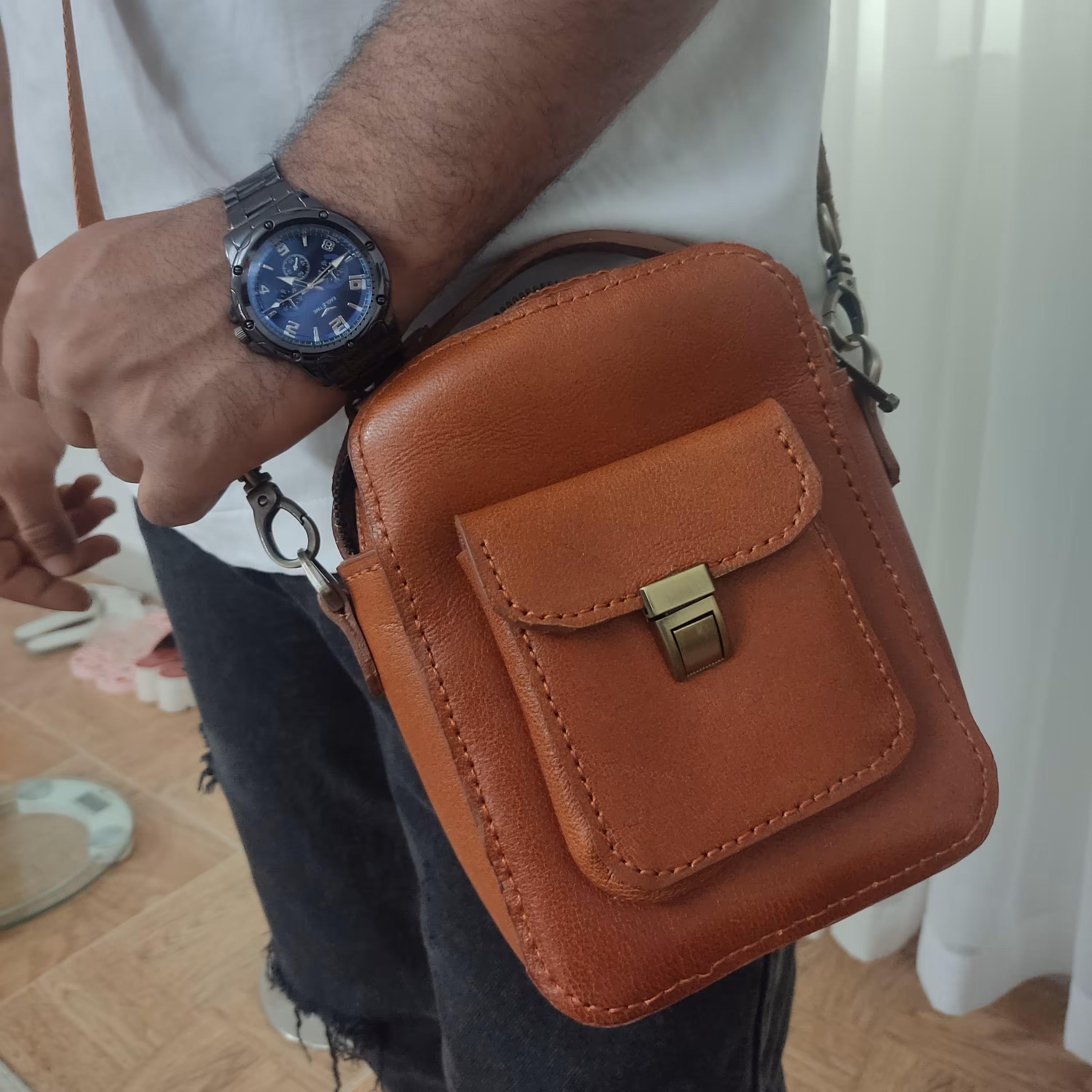 کیف کراس بادی.تمام چرم.دست دوز.در اندازه 20در 14 با وزن حدودا400گرم 