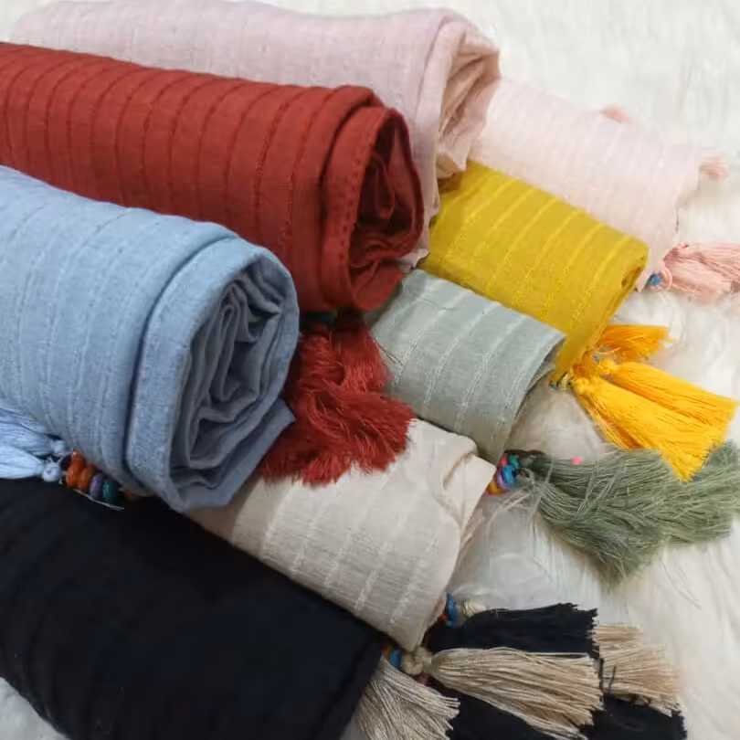 شال نخی تک رنگ منگوله دار در رنگهای متنوع