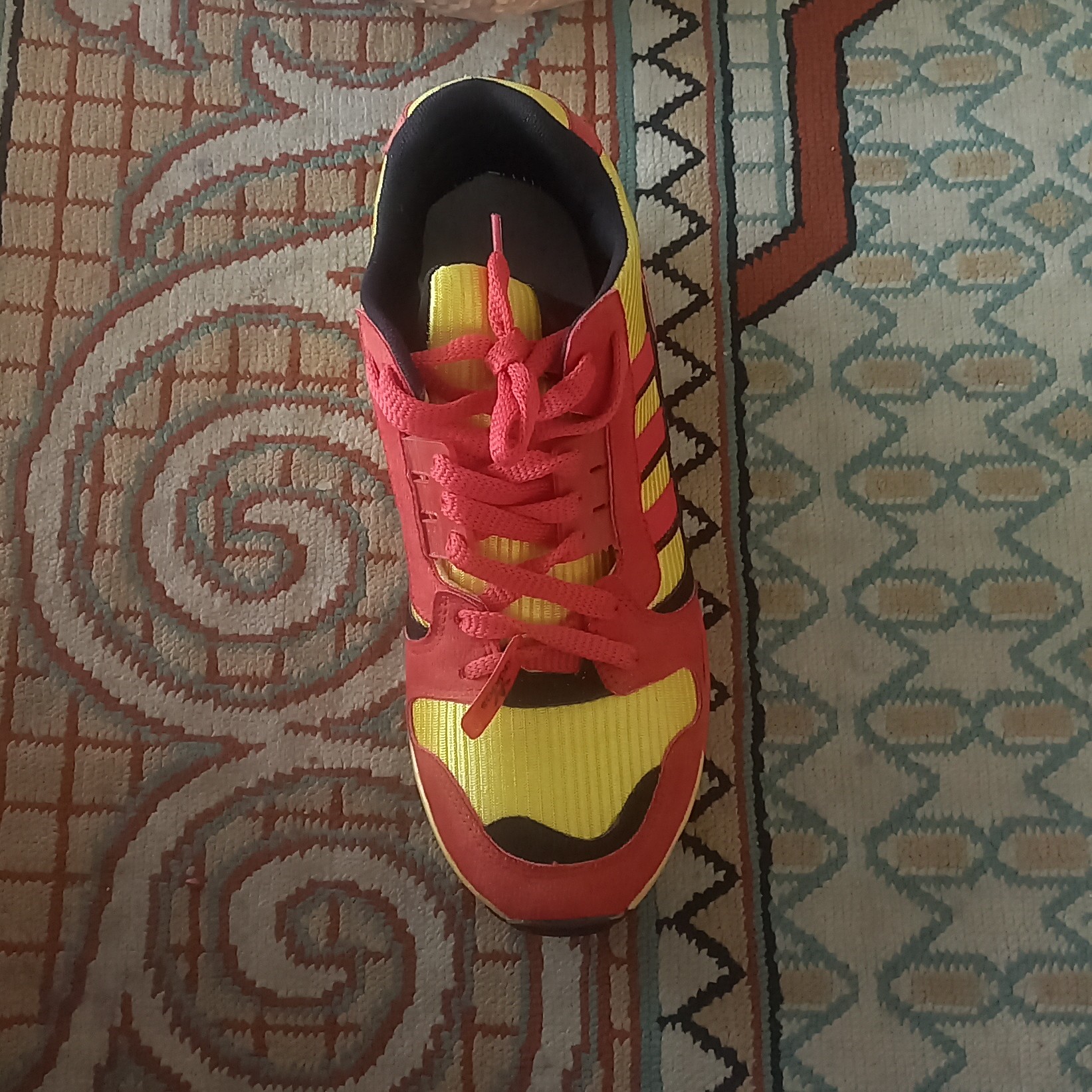 کفش اسپرت adidasتولید داخلرنگ زرد و قرمز