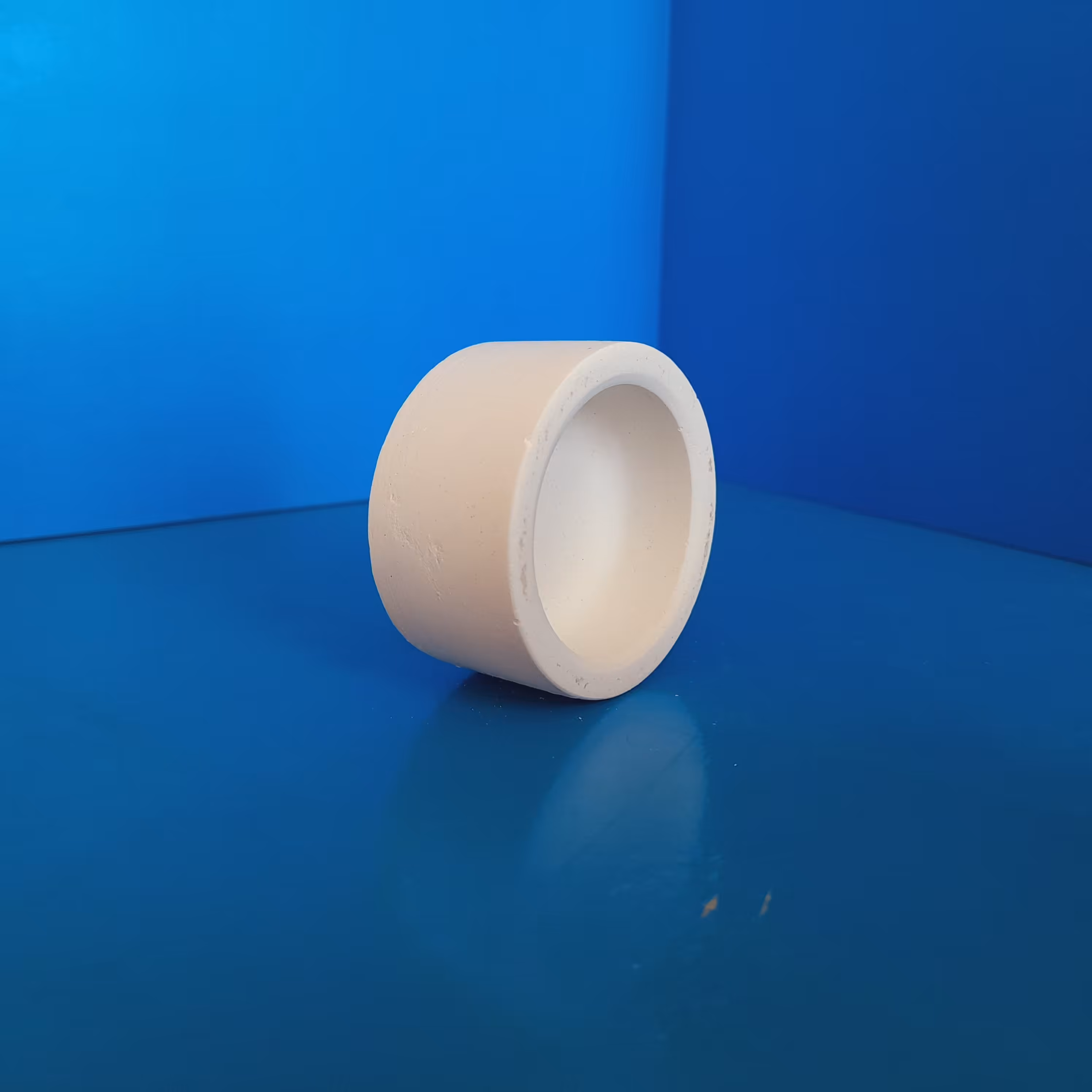 استند شمع بتنی استوانه ای کوچک، صیقلی و براق، ضد آب و قابل شستشو