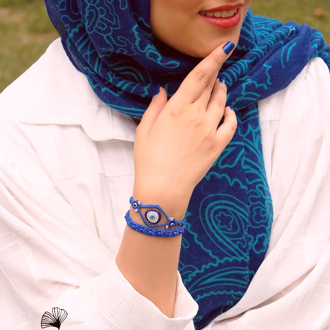 دستبند دستبافت میکرومکرومه طرح چشم نظر ، رنگ آبی کاربنی و آبی فیروزه ای