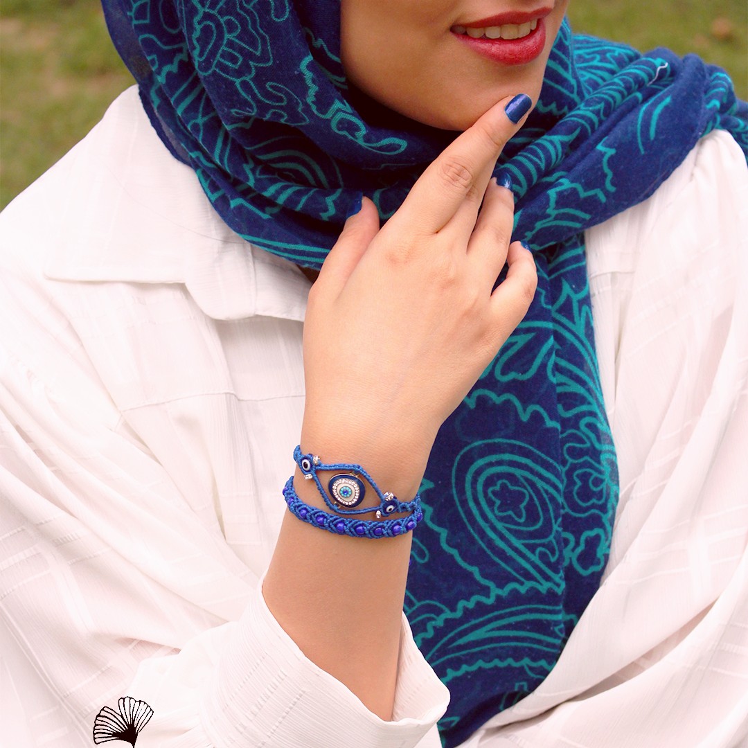 دستبند دستبافت میکرومکرومه طرح چشم نظر ، رنگ آبی کاربنی و آبی فیروزه ای