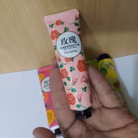 کرم دست میوه ای از برند های متفاوت با رایحه های متفاوت