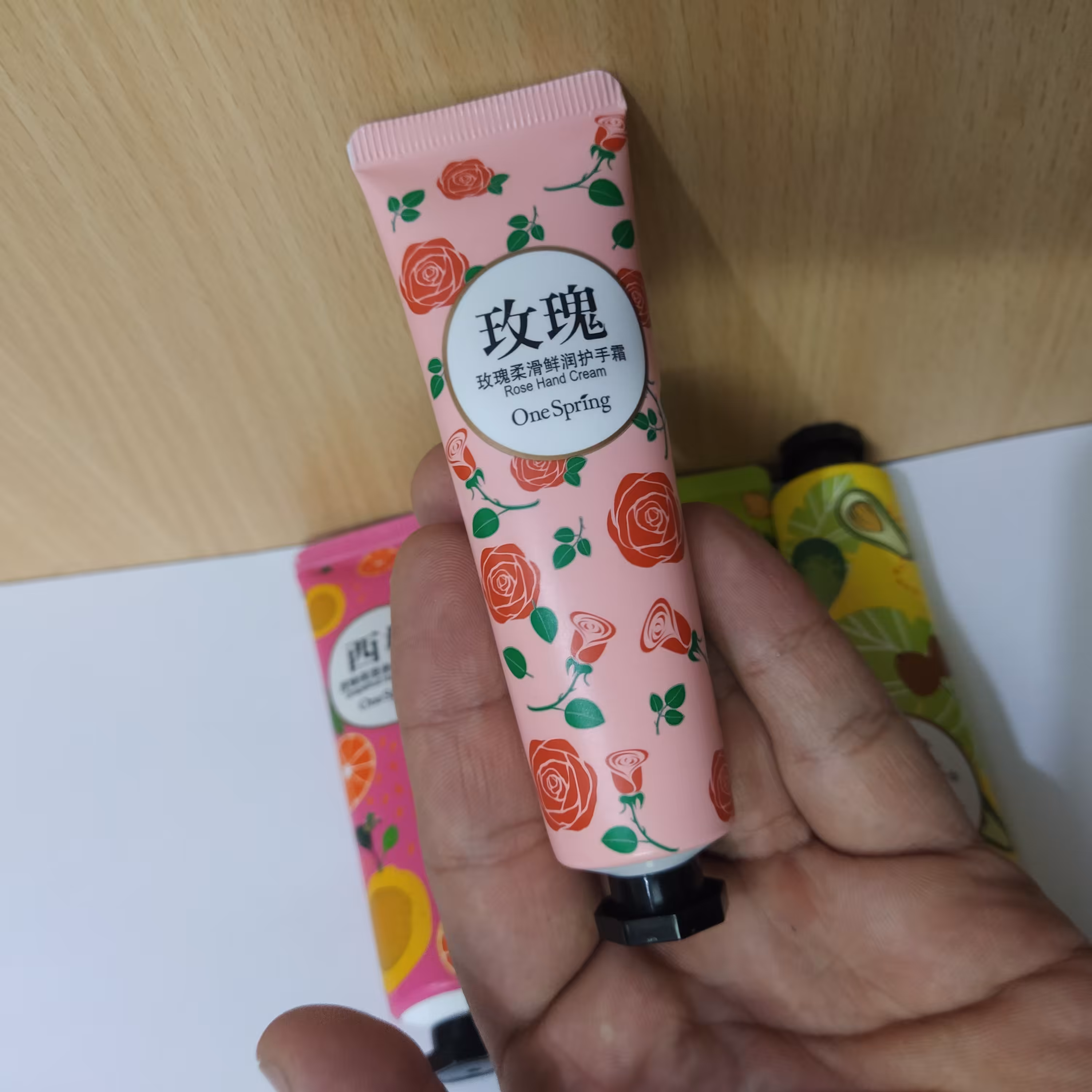 کرم دست میوه ای از برند های متفاوت با رایحه های متفاوت