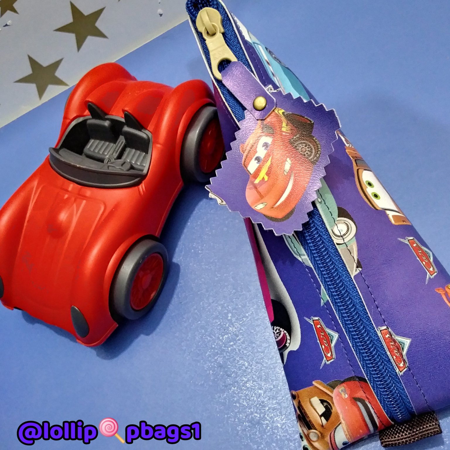 جامدادی پسرانه طرح مک کوئین، رنگ سورمه ای، سایز 21،آستر سوزنی، مناسب پسران، چرخ دوز و دارای آویز چرمی مک کوئین