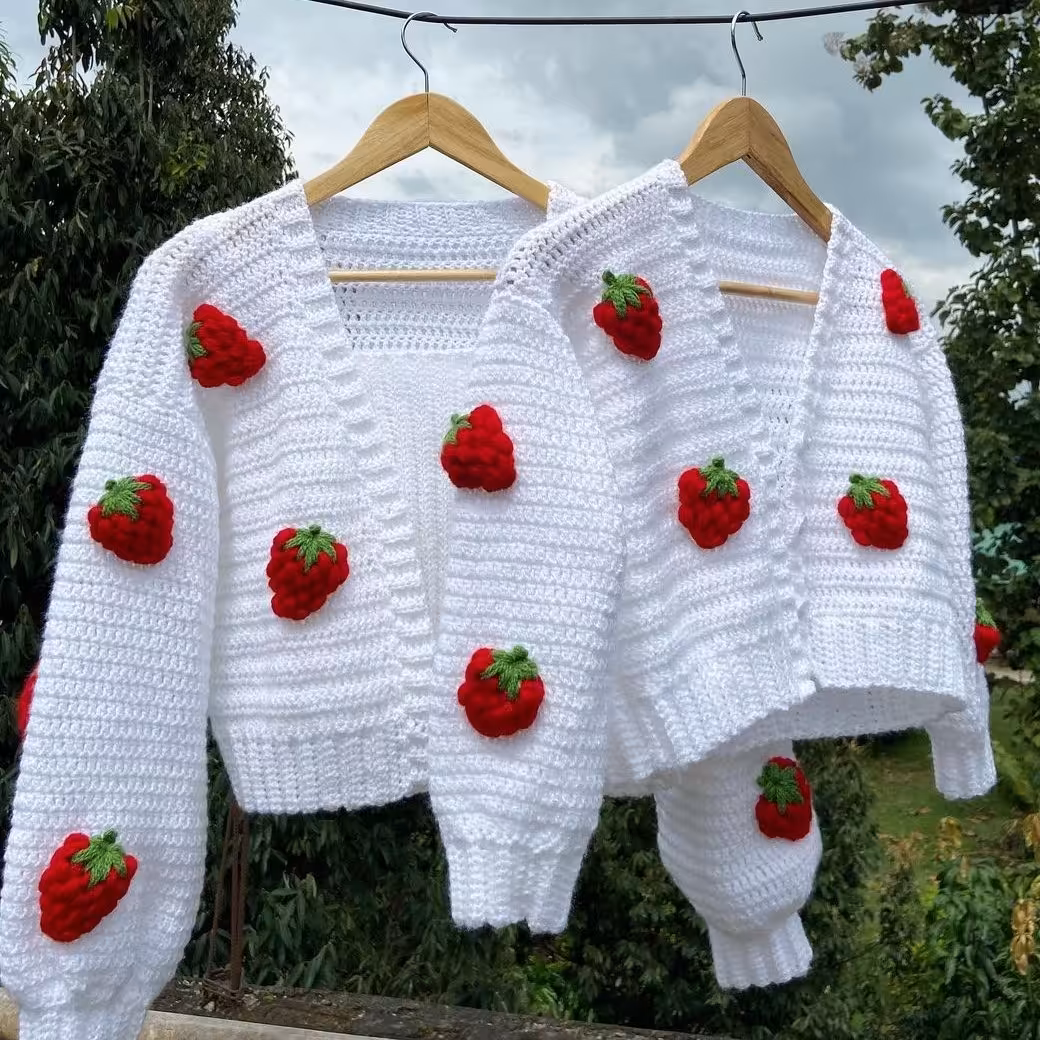 ژاکت دخترانه دستبافت قلاب بافی شده طرح تمشک