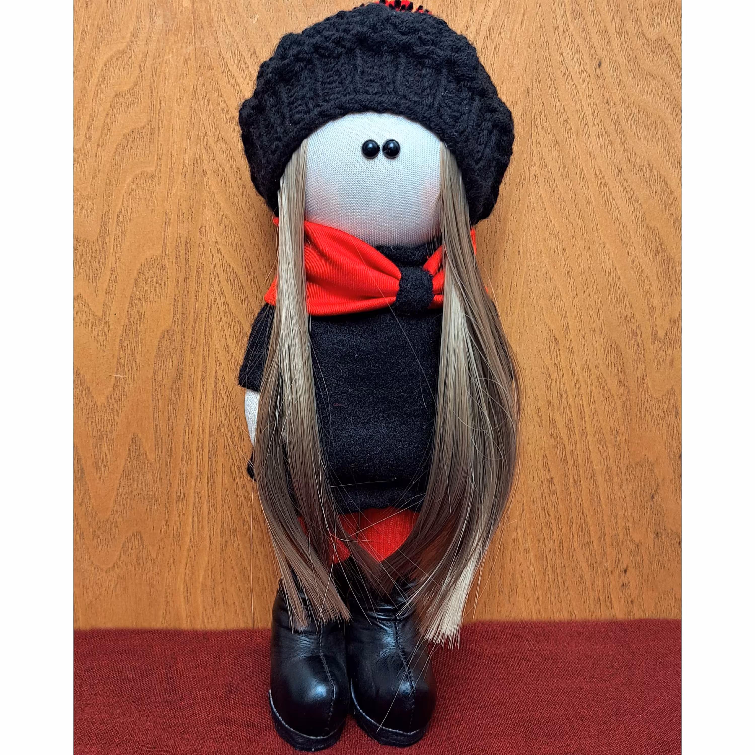 عروسک روسی دختر  لباس سیاه و قرمز