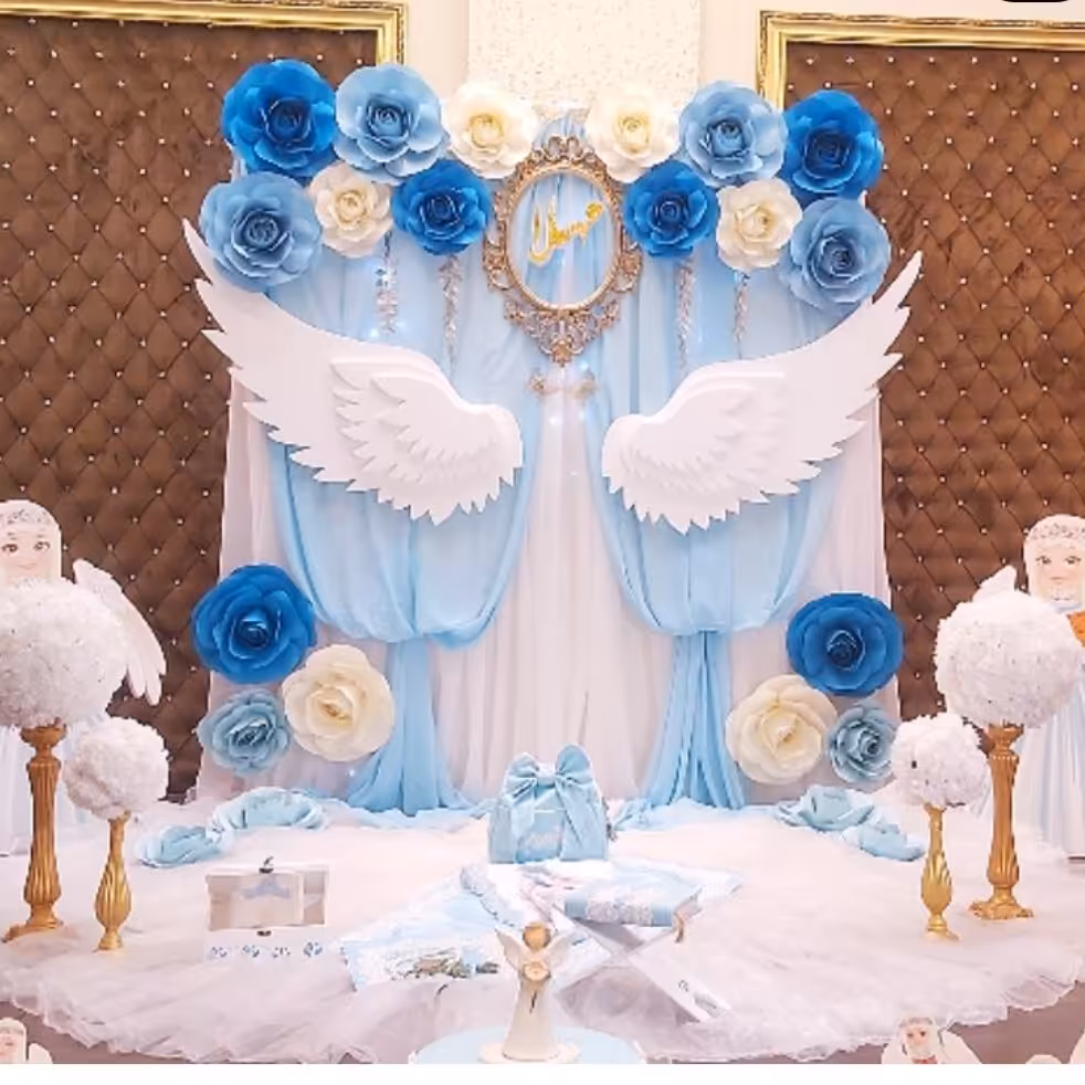 دکور جشن تکلیف با گلهای آبی و سفید 