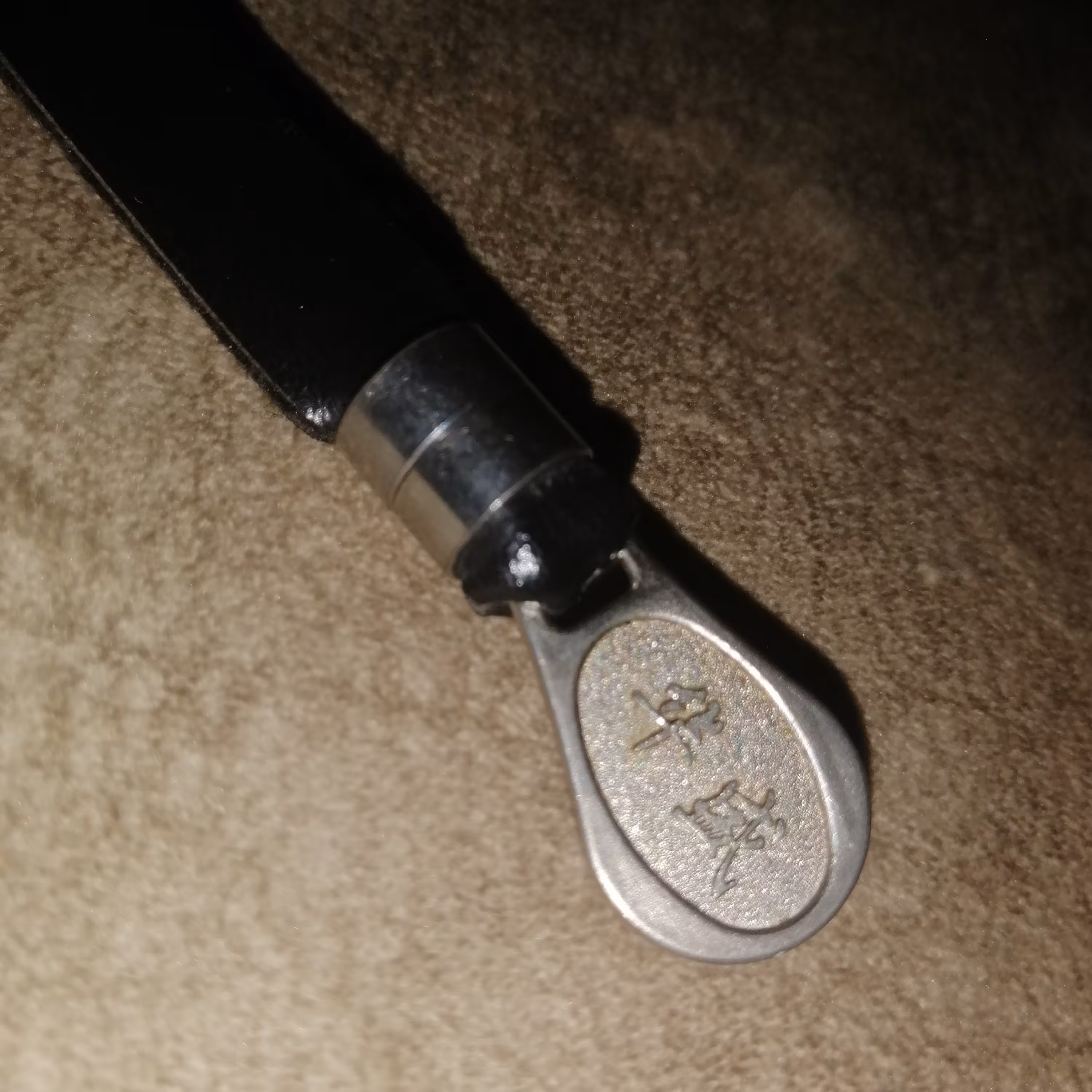 جاکلیدی که چرم سیاه بیشترین جزء آن هست و...