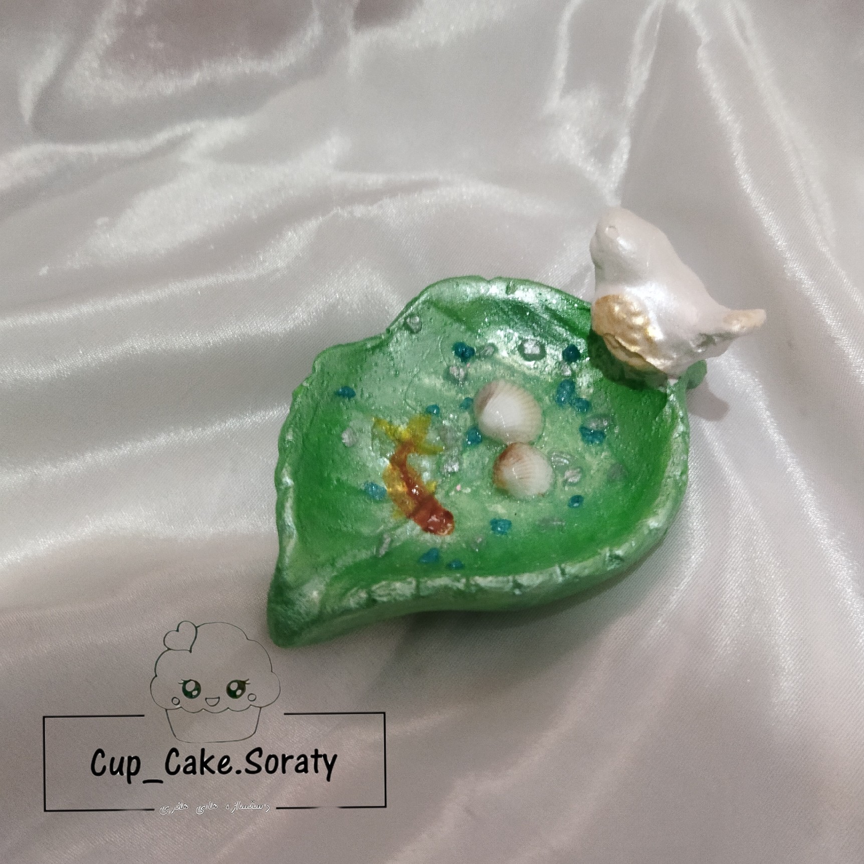 حوض ماهی طرح برگ و پرنده کوچک
