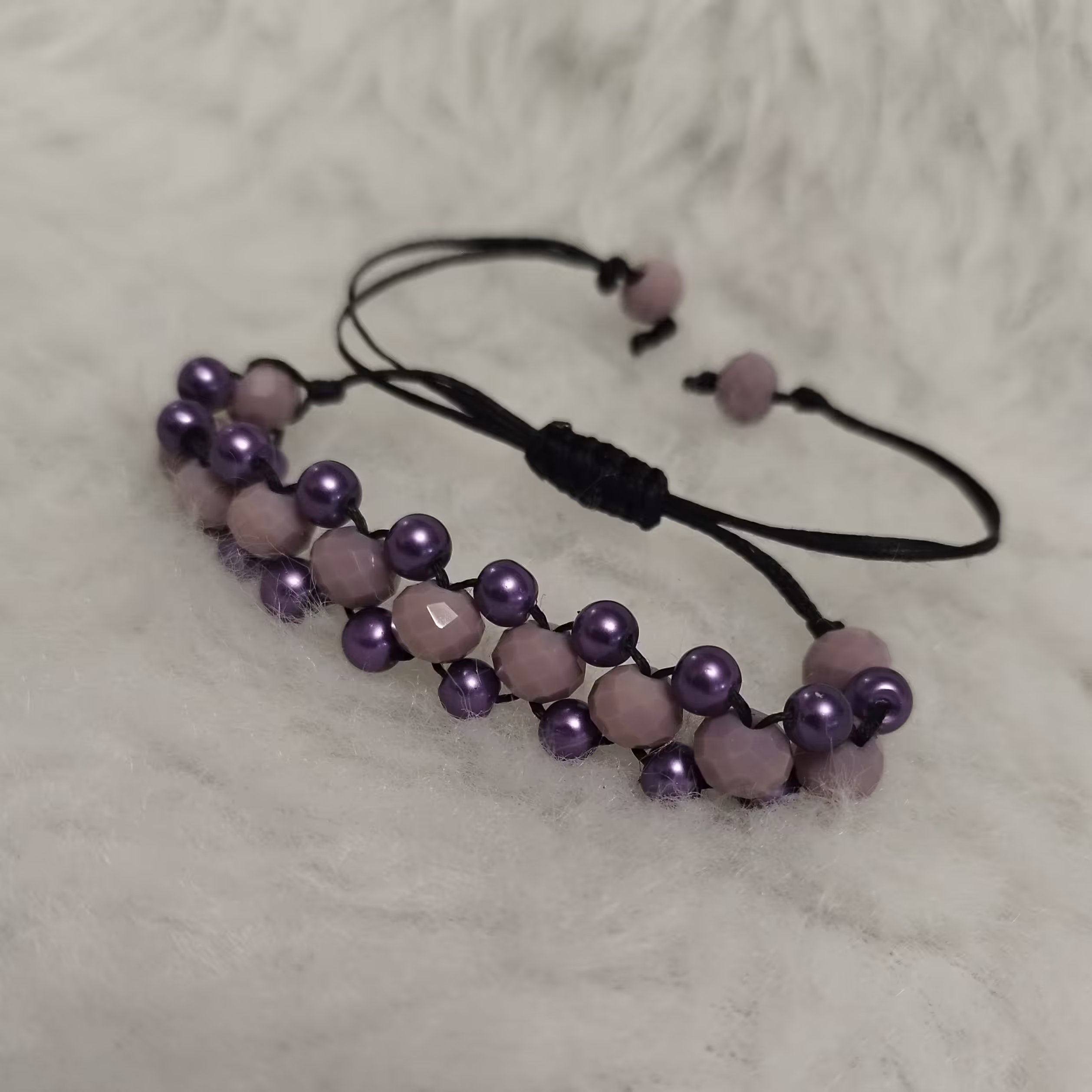 دستبند دست ساز با نخ موم زده و سنگ کریستالی اسپرت