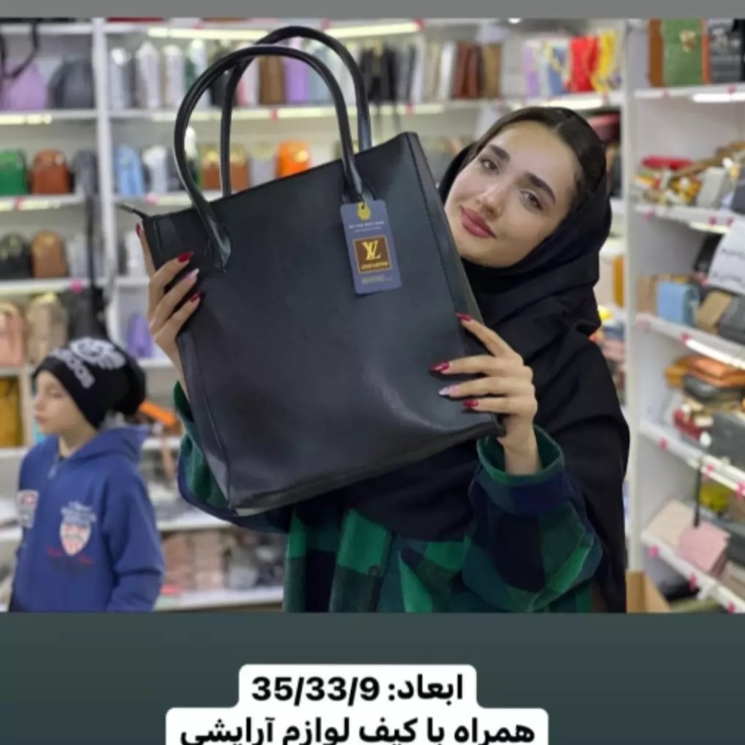 کیف زنانه و دخترانه سایزبزرگ همزاه با کیف لوازم ارایش با ارسال رایگان