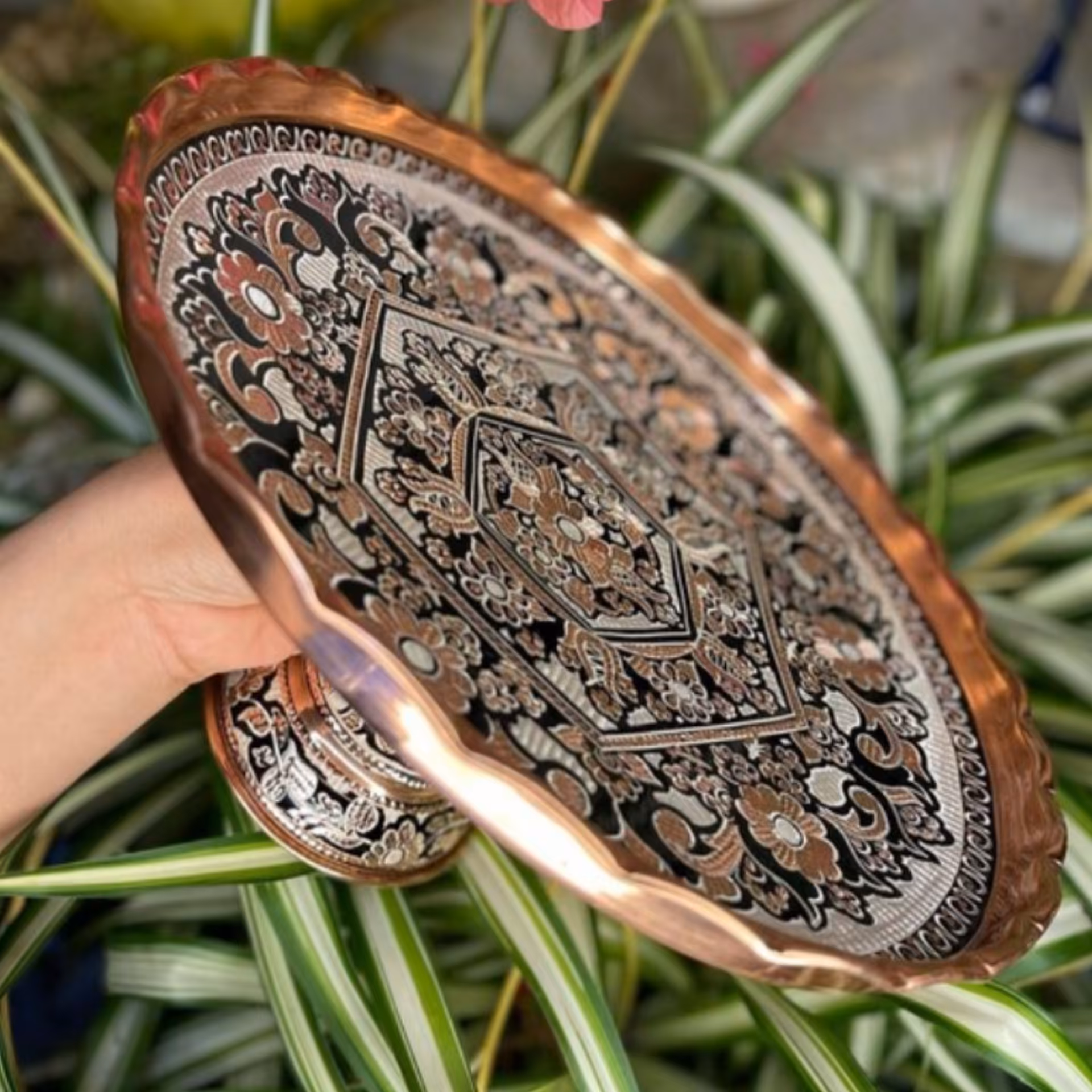 سینی شیرینی خوری مس نقره کوب  قطر  40 سانتی متر 