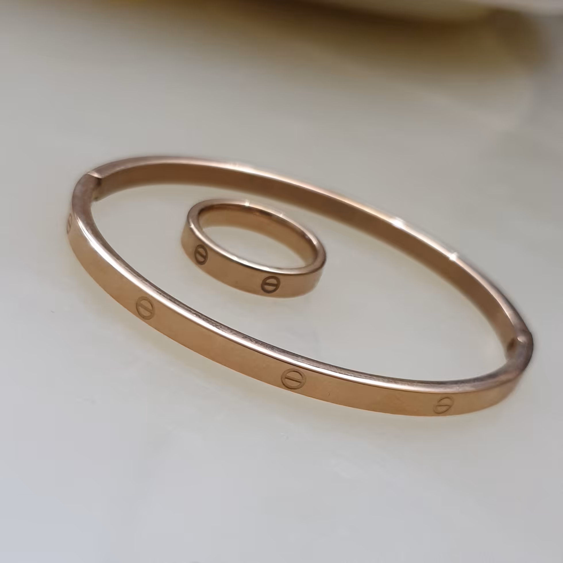 دستبندالنگویی قفل دار  استیل رنگ طلایی مسی، با انگشتر ست ، سایز 7 ) دستبند فری سایز هست و اندازه ی النگوی سایز 3 