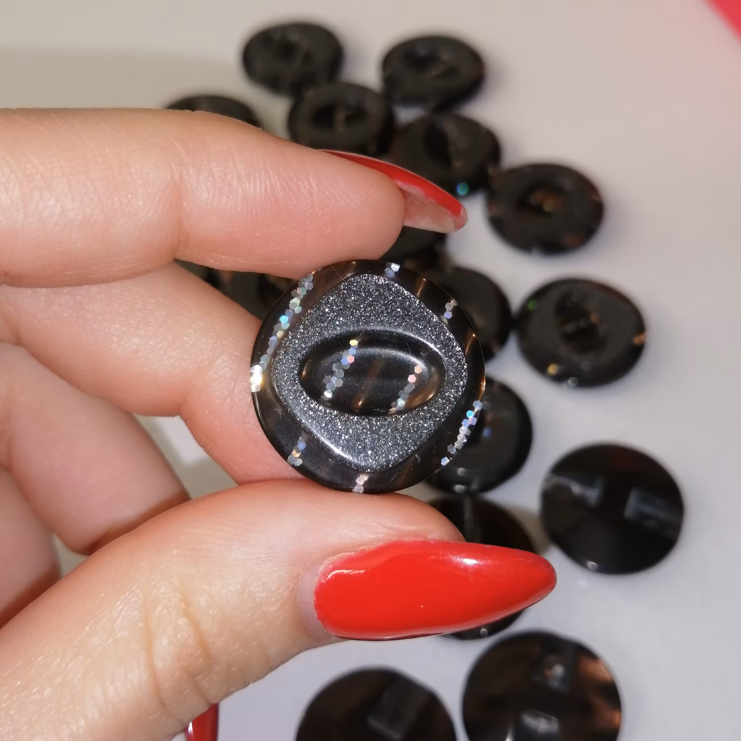 دکمه لباس قهوه ای سوخته در دو سایز دایره طرح دار  بسته تکی 