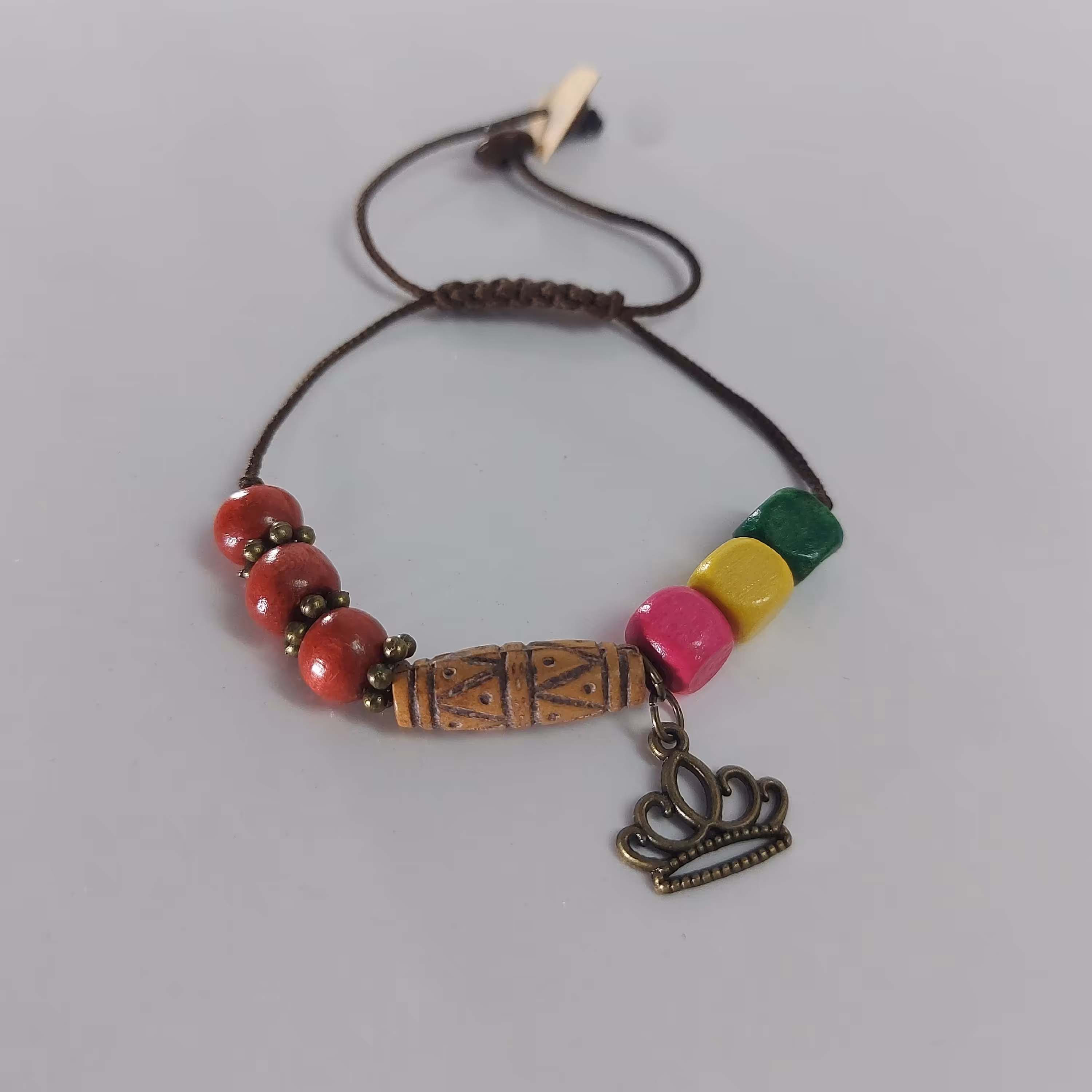 دستبند چوبی با آویز تاج برنزی کد H018