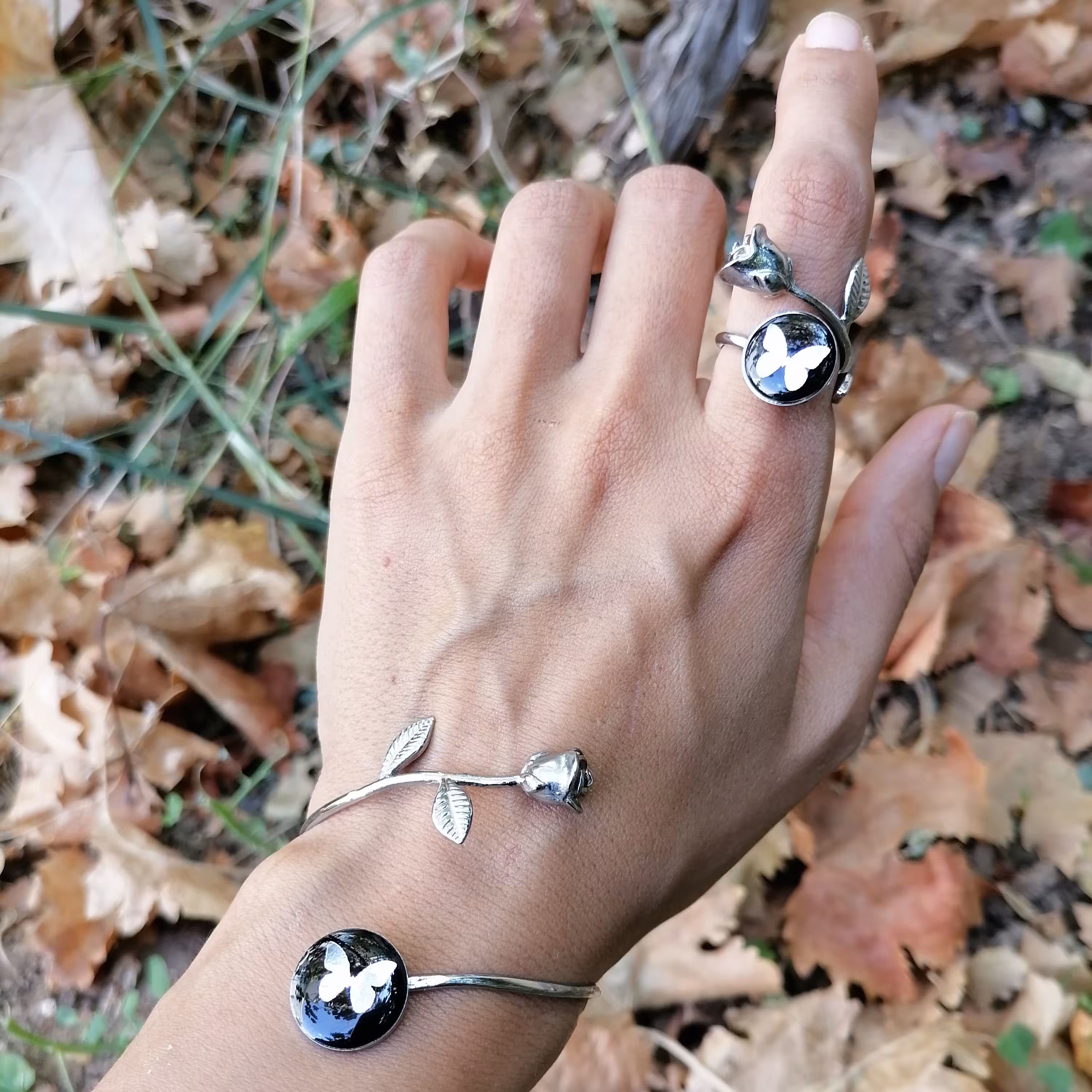 ست زیبای دستبند و انگشتر گل رز نقره‌ای یه کار متفاوت مناسب مهمونی ها جاودان شده با پروانه زیبای نقره ای 