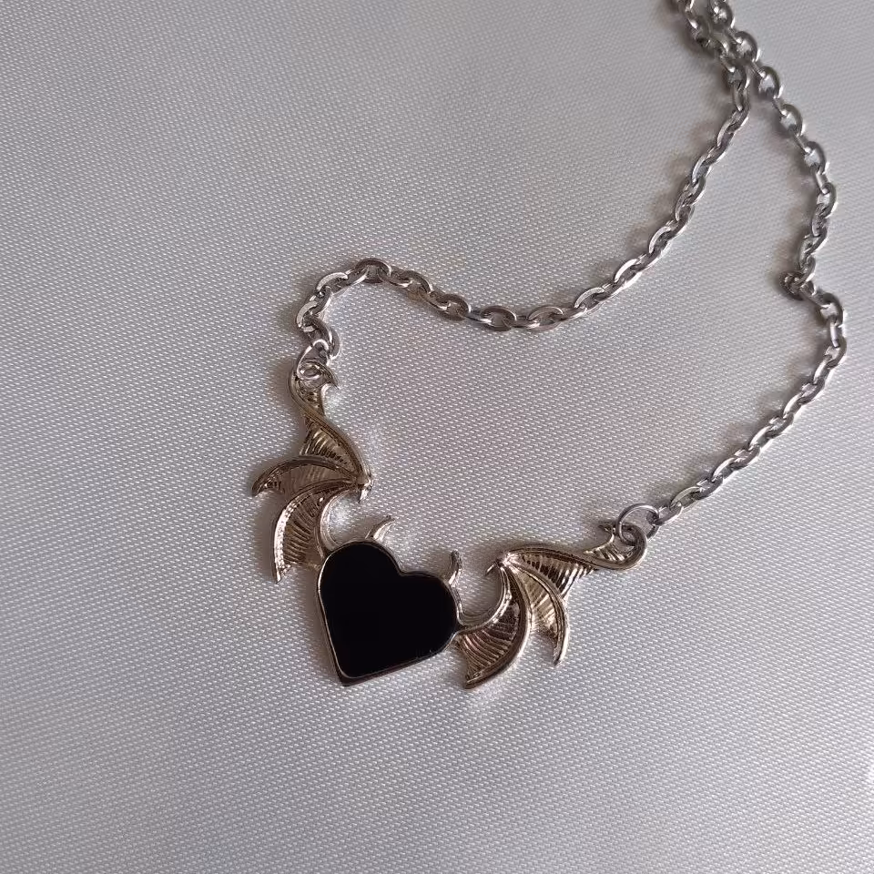 گردنبند قلب بالدار