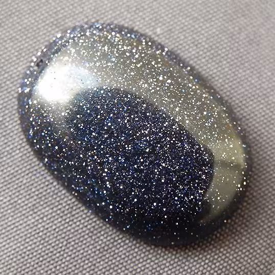 نگین دلربا سرمه ای سایز1.8در1.2تراش بیضی دامله مناسب انگشتری بازی نور