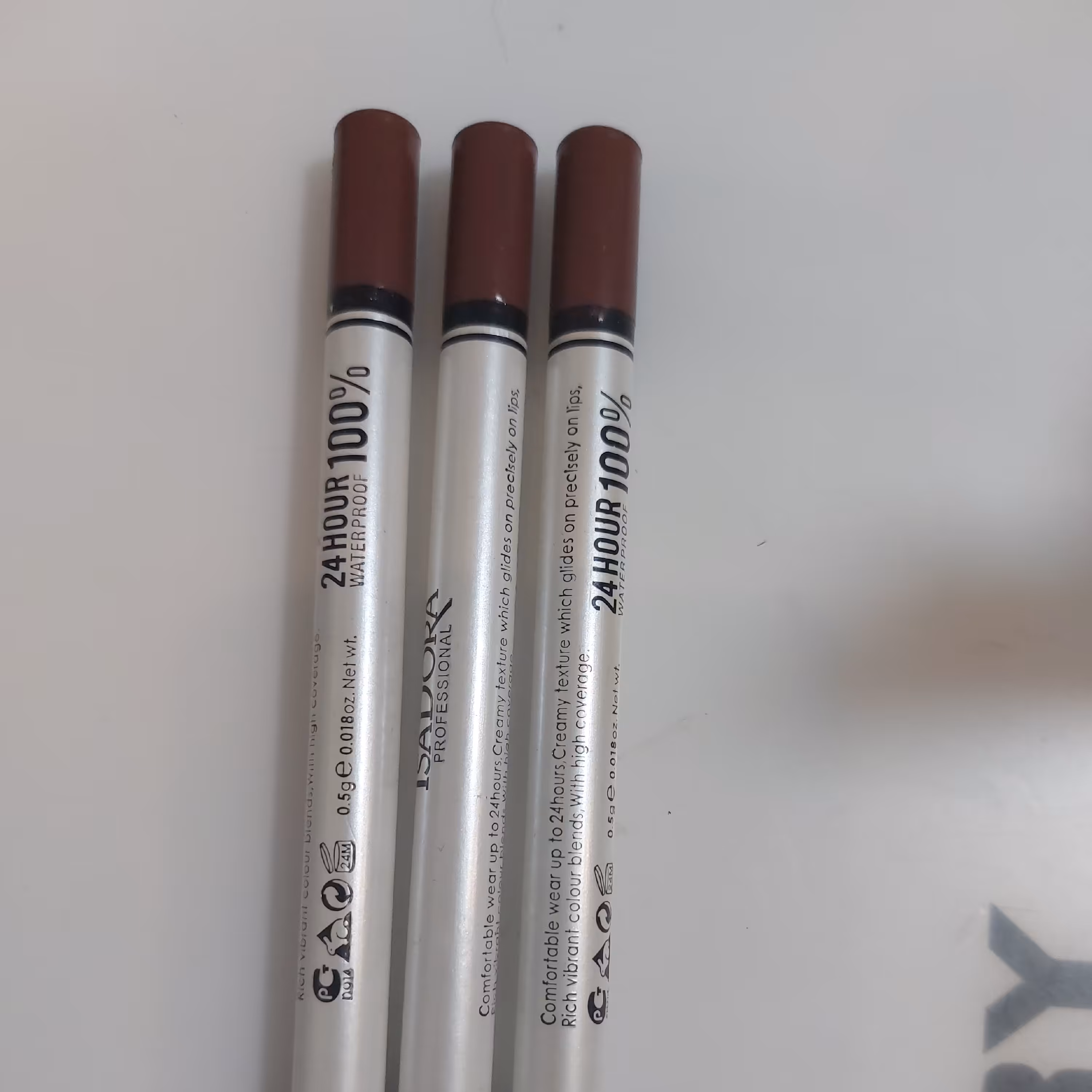 رژ مدادی و خط لب