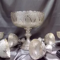 قلمزنی نقره ونقره نما صنایع دستی اصفهان آینه و شمعدان و ظروف پذیرایی و تزئینی مناسب کادو و جهیزیه عروس با قیمت کارگاهی.