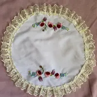 رومیزی گلدوزی شده با دست