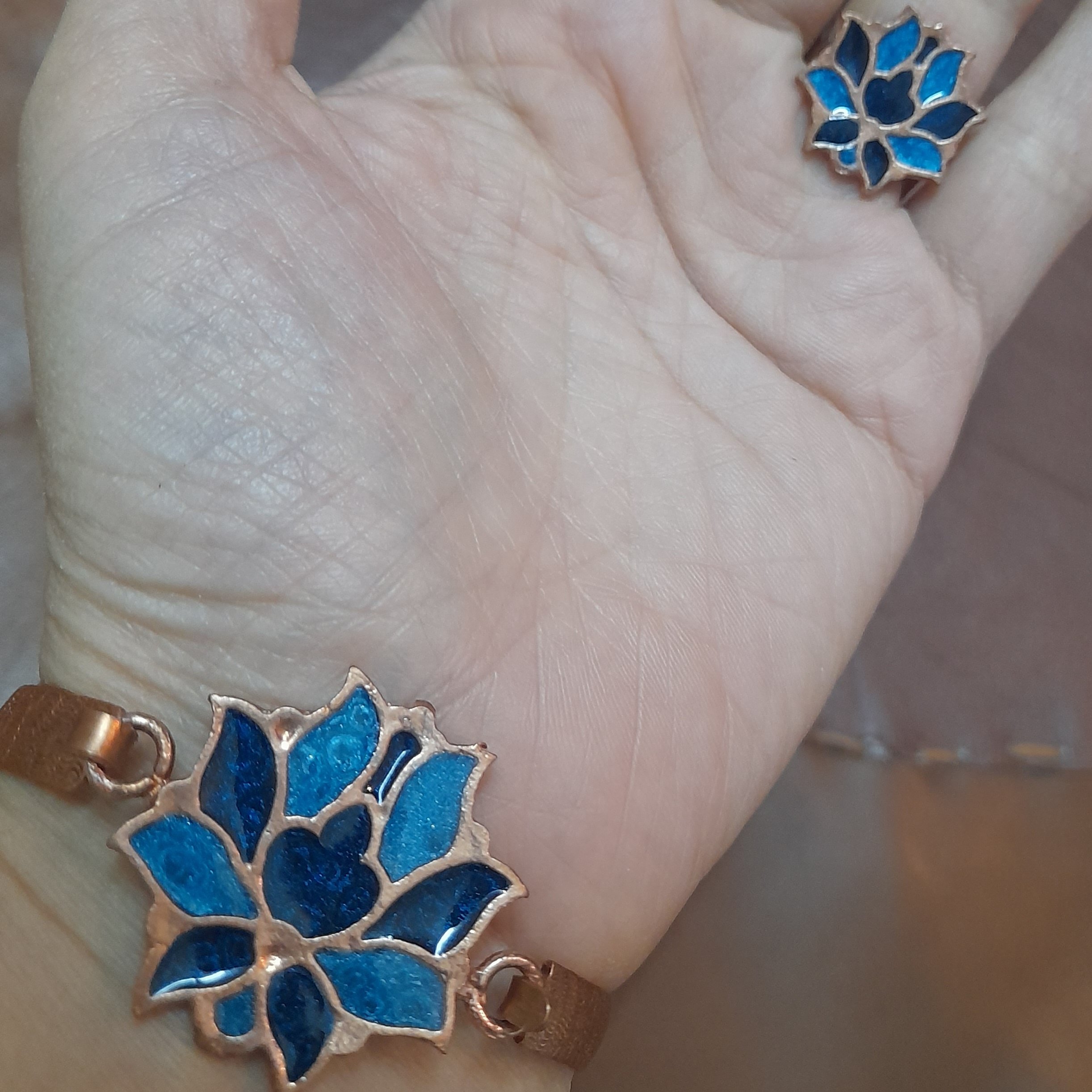ست مسی دستبند و انگشتر طرح گل بادو رنگ آبی فیروزه و آبی درباری