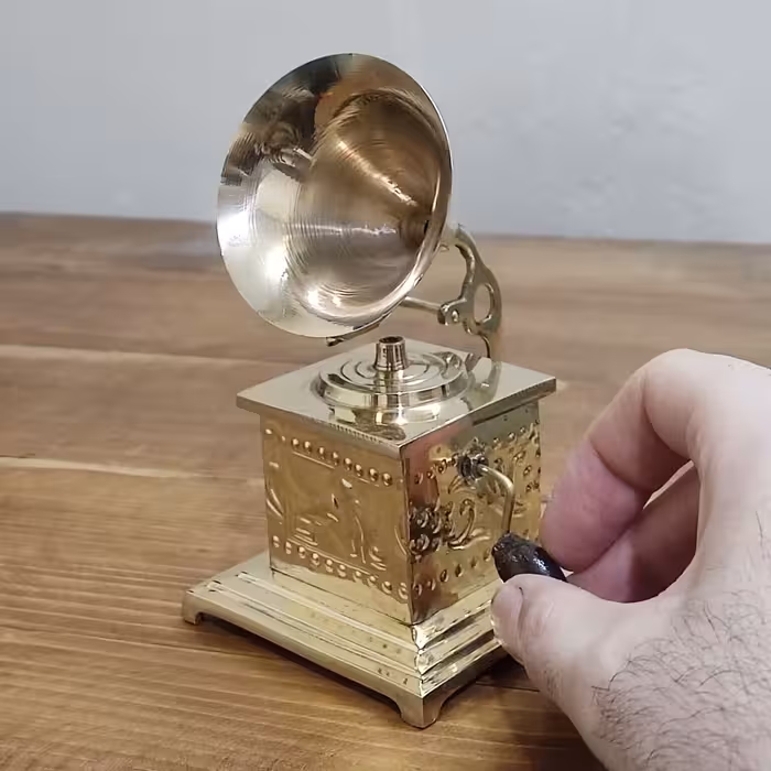 گرامافون برنجی هندی مدل چهارگوش تزیینی دکوری بسیار زیبا با سطح کیفیتی درجه یک مناسب تزیین و قابل شستشو بدون تغییر رنگ