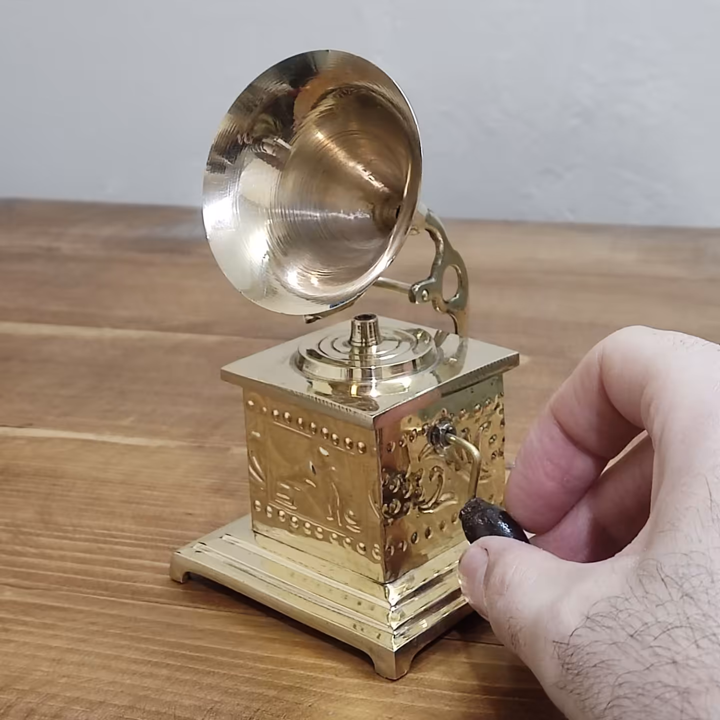 گرامافون برنجی هندی مدل چهارگوش تزیینی دکوری بسیار زیبا با سطح کیفیتی درجه یک مناسب تزیین و قابل شستشو بدون تغییر رنگ