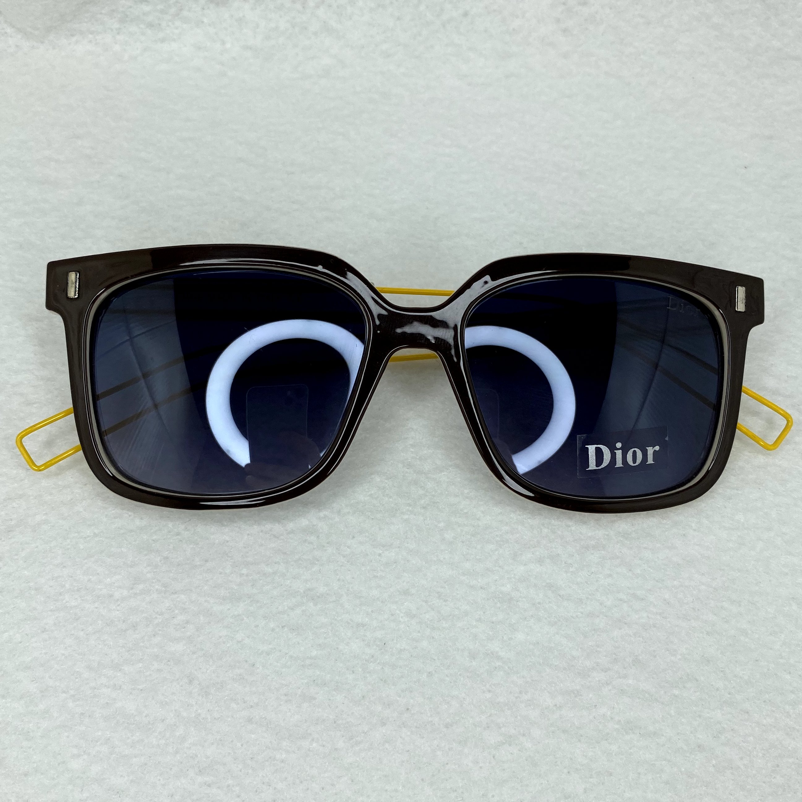 عینک دیور dior مستطیلی با دسته های خاص رنگ کرمی محافظ کامل uv400به همراه کاور و دستمال نانو مخصوص عینک با ارسال رایگان