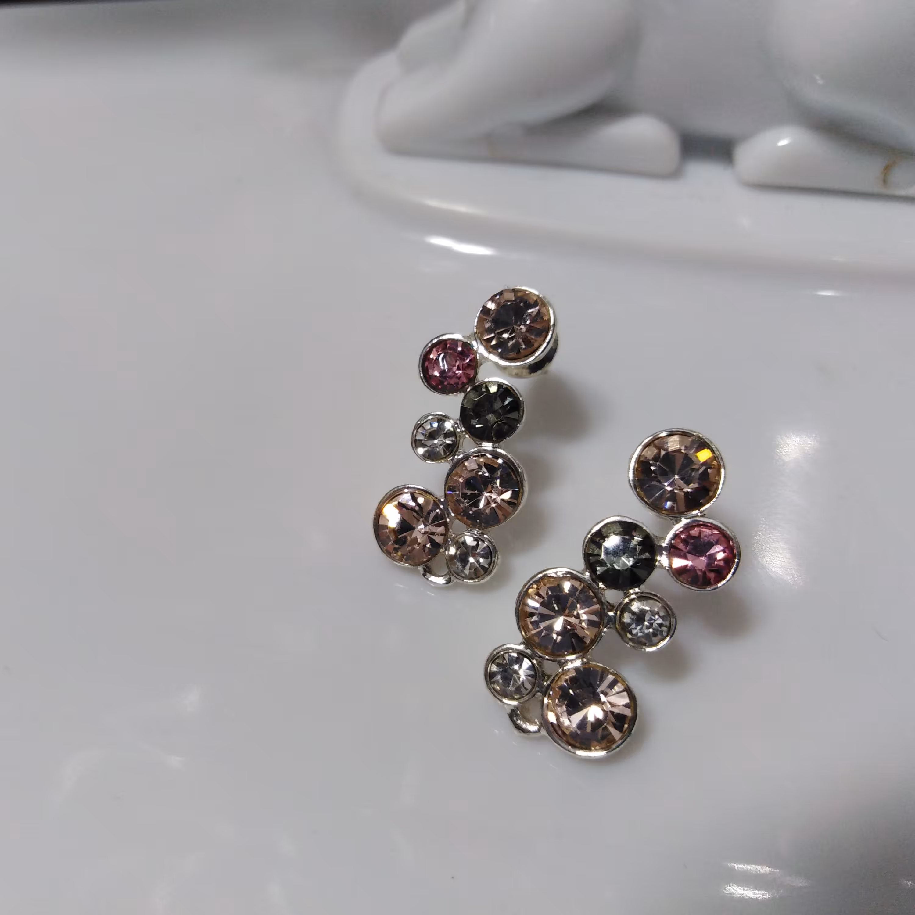 گوشواره پرنگین کد007. کاری بسیار زیبا بانگین چندرنگ. سبک وضدحساسیت