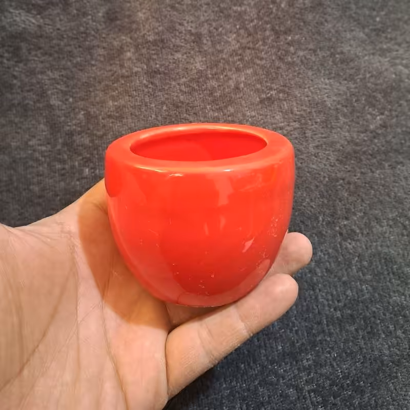 گلدان ساده قرمز. سایز کوچک. سرامیکی. مناسب برای گل و گیاهان آپارتمانی 