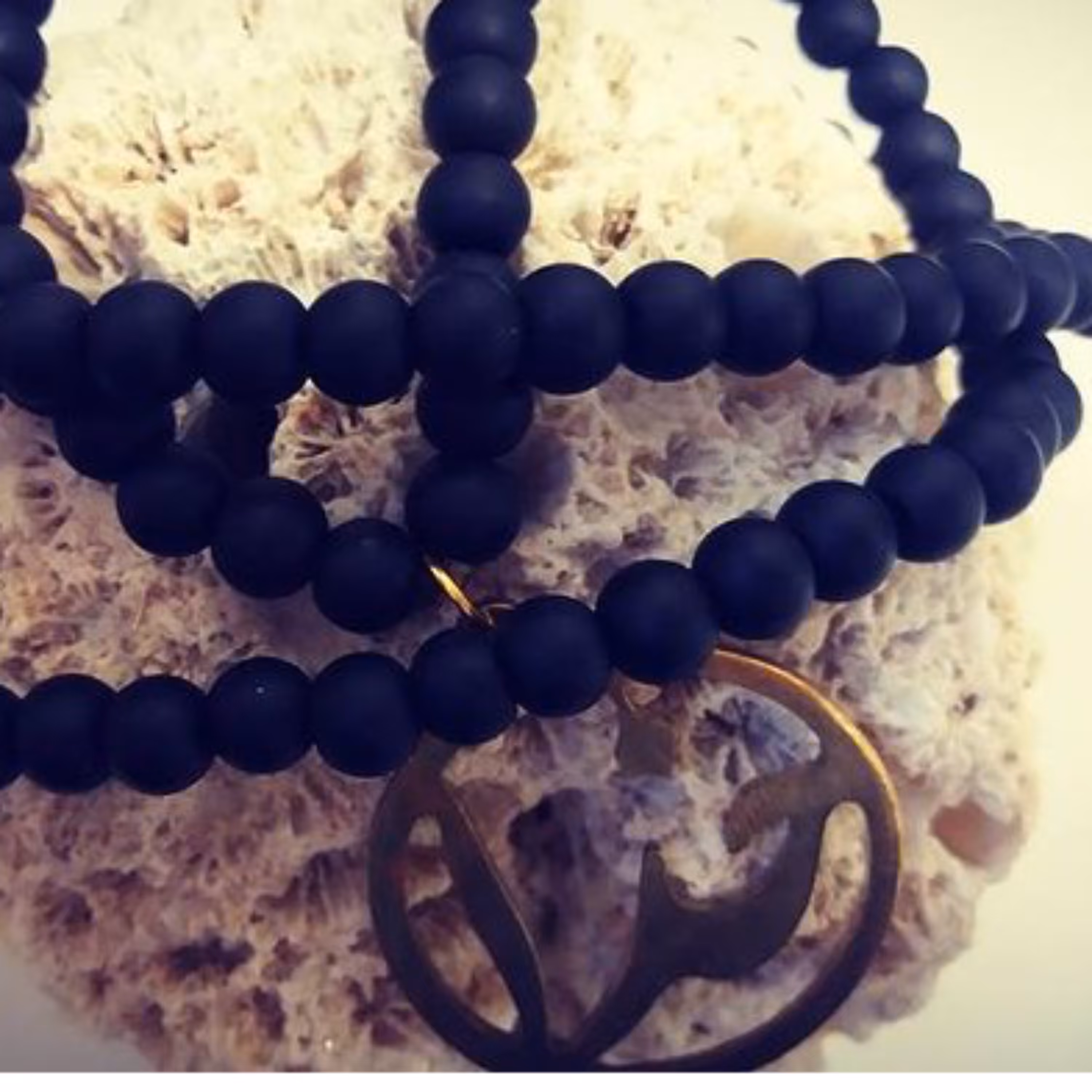 گردنبند تمام سنگ اونیکس وحدید  به همراه پلاک اره کاری شده خدا