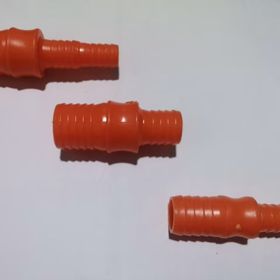 رابط تبدیلی پلاستیکی شیلنگ های آب حیاطی یک دوم درسه چهارم این قطعه شیلنگ های یک دوم  رابه شیلنگ های سه چهارم وصل میکنه 