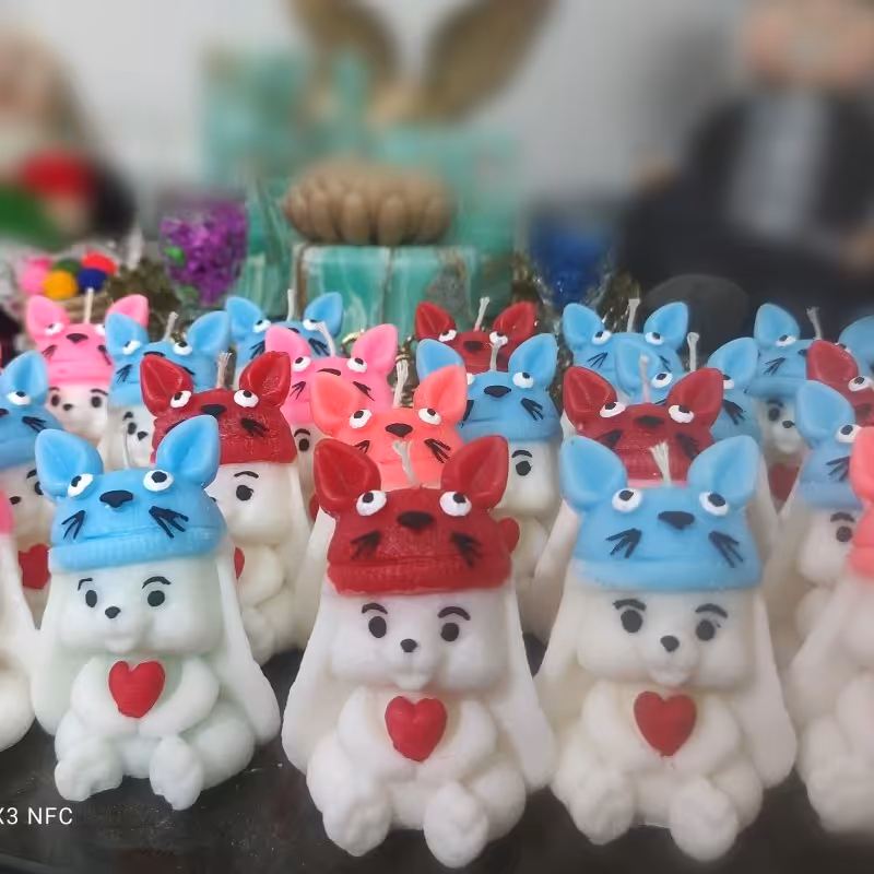 شمع  خرگوش نماد سال 1402وزن 40 گرم رنگ سفید آبی صورتی