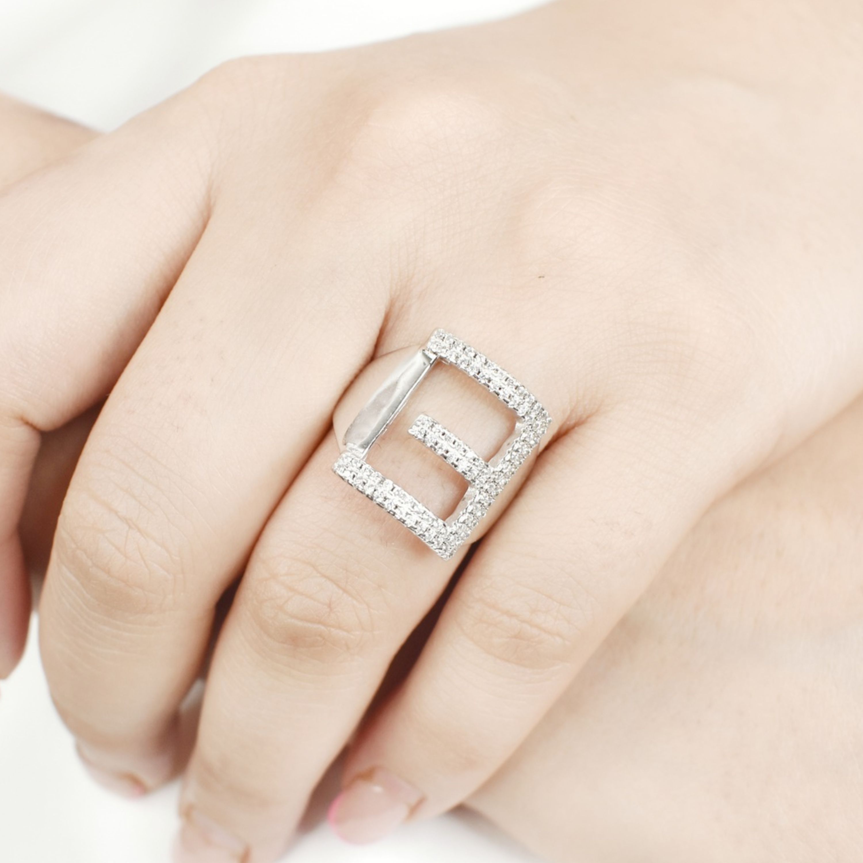 انگشتر نقره نگین کاری طرح حرف لاتین E رنگ ثابت دارای کد 1512