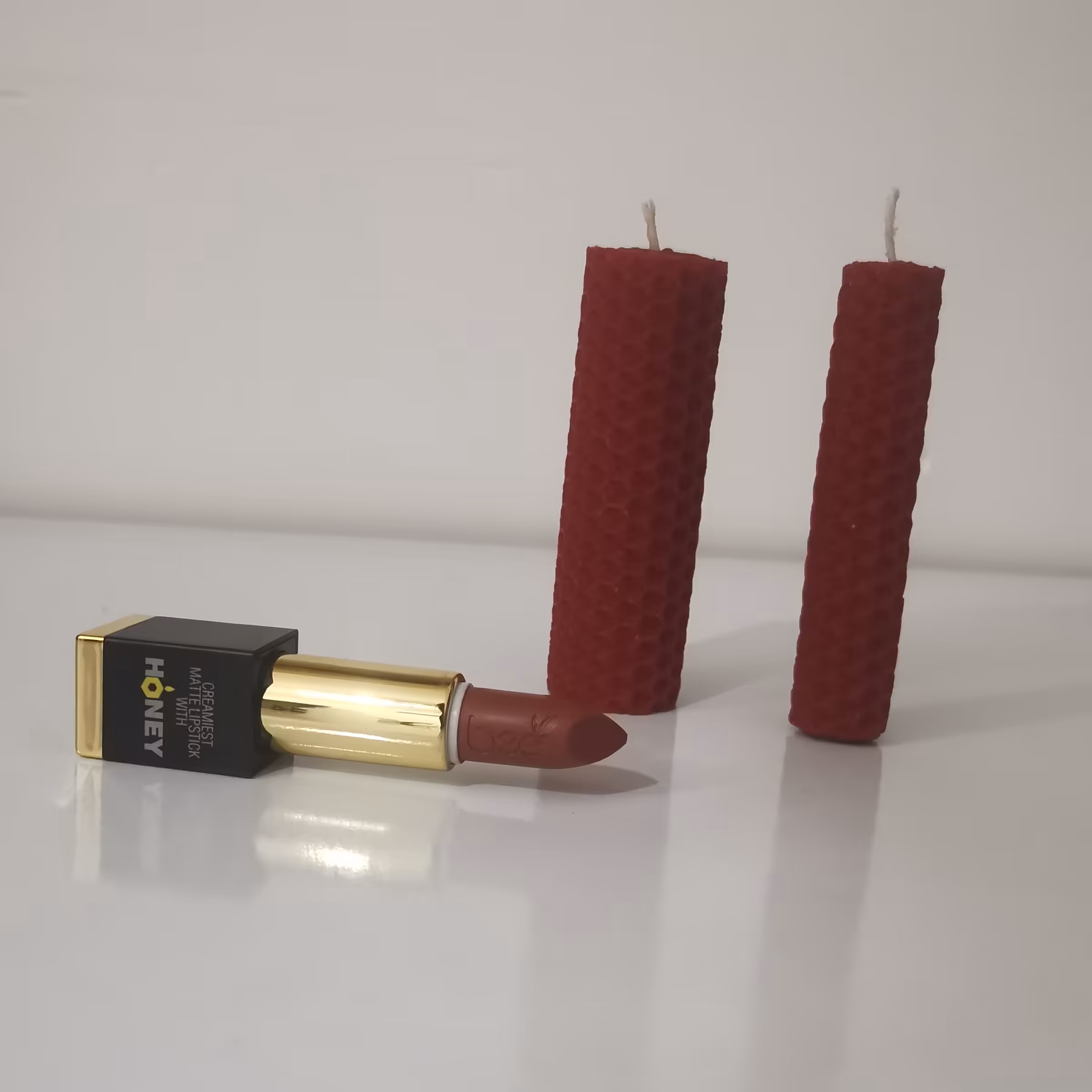 شمع موم عسلی دو عددی قرمز رنگ